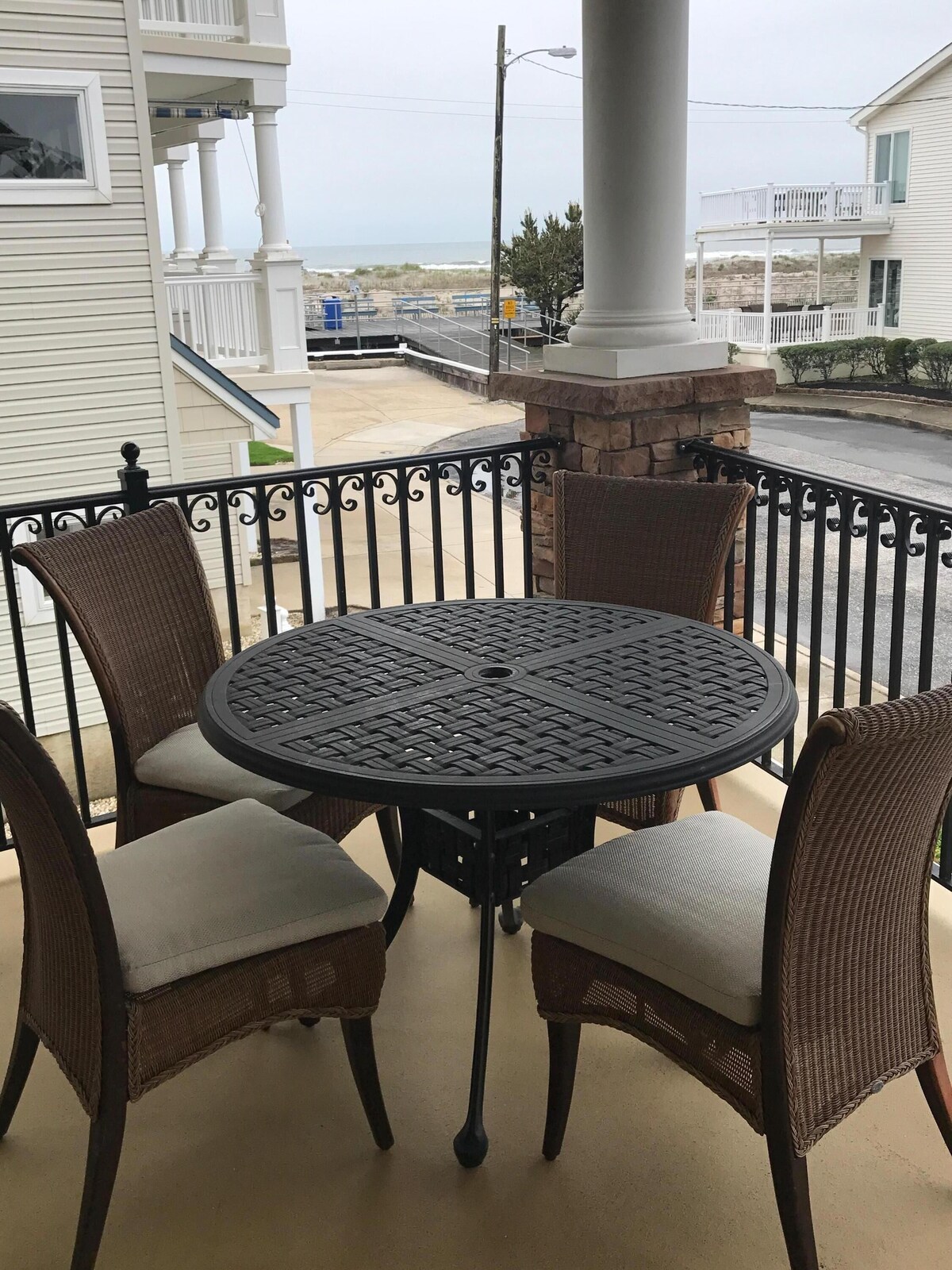 Balcony dining table with ocean views !