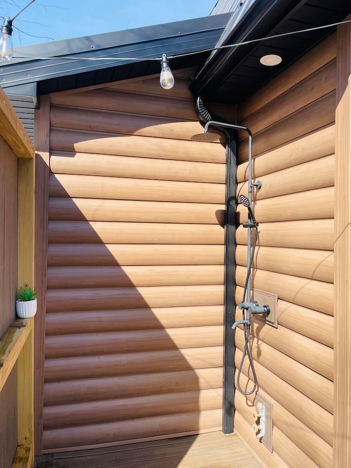 The treehouse deck offers a luxurious outdoor experience with a private, elevated hot tub. The hot tub is available 365 days 24/7. Additionally, you can enjoy a refreshing outdoor shower, May 15-October 15.