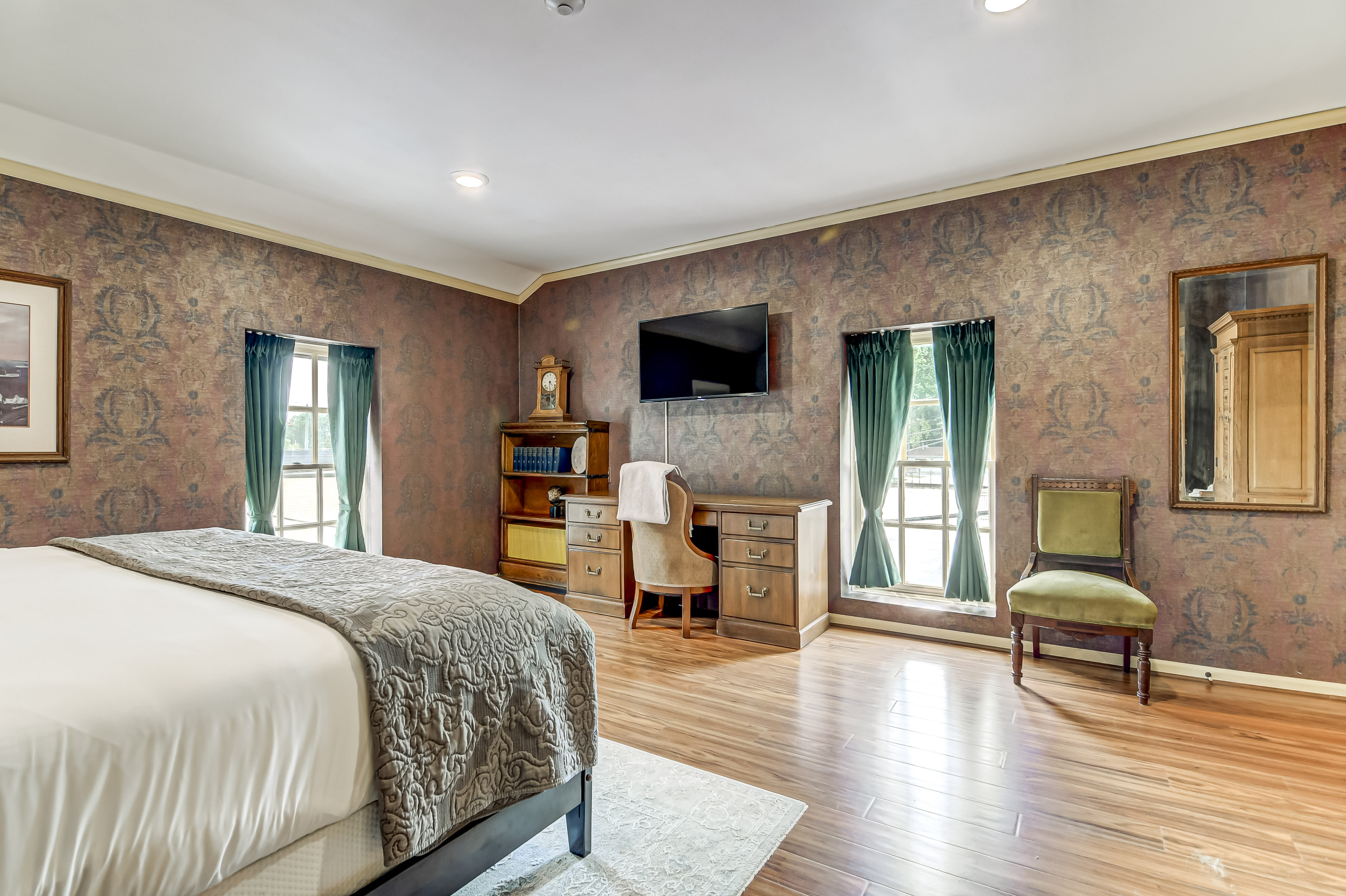 The Bressmer Carriage House - Bedroom 2 with Office Space
