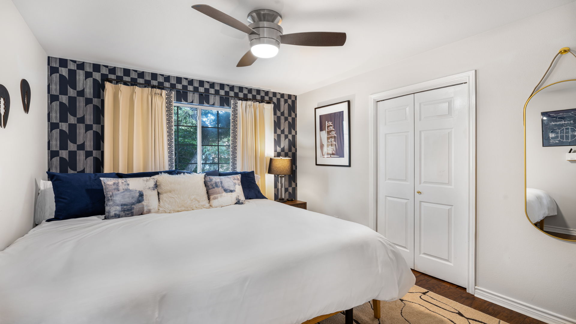 This split-king bed adjusts, massages, and hits all the right notes. The cool, modern vibe sets the rhythm, with natural light keeping it bright. Kick back, relax, and let the good vibes roll!