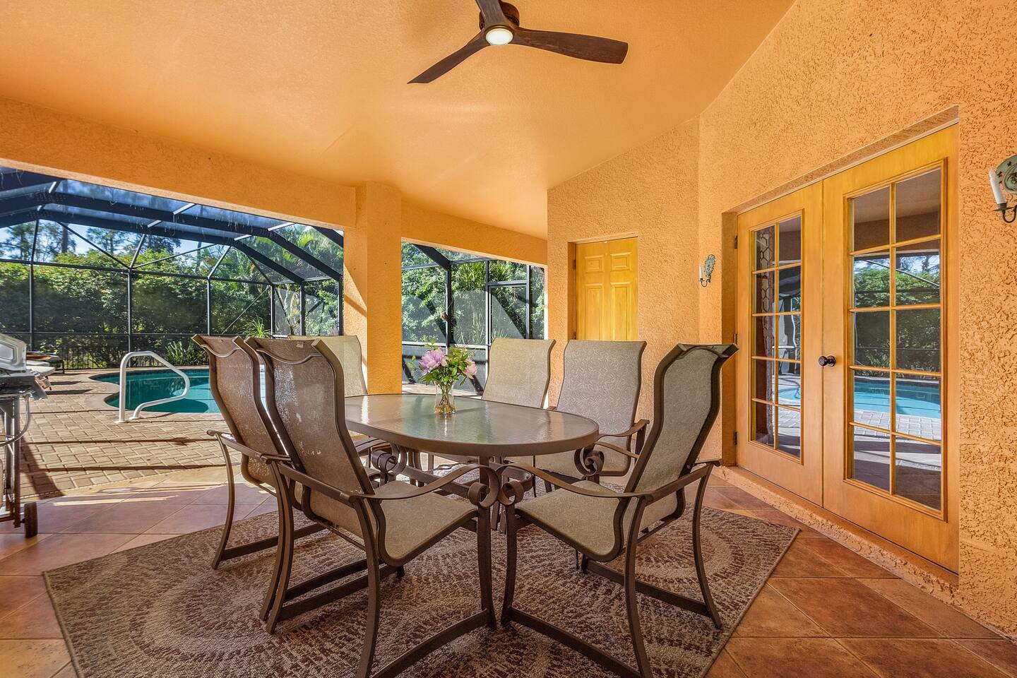 Expansive outdoor dining with BBQ Grill!