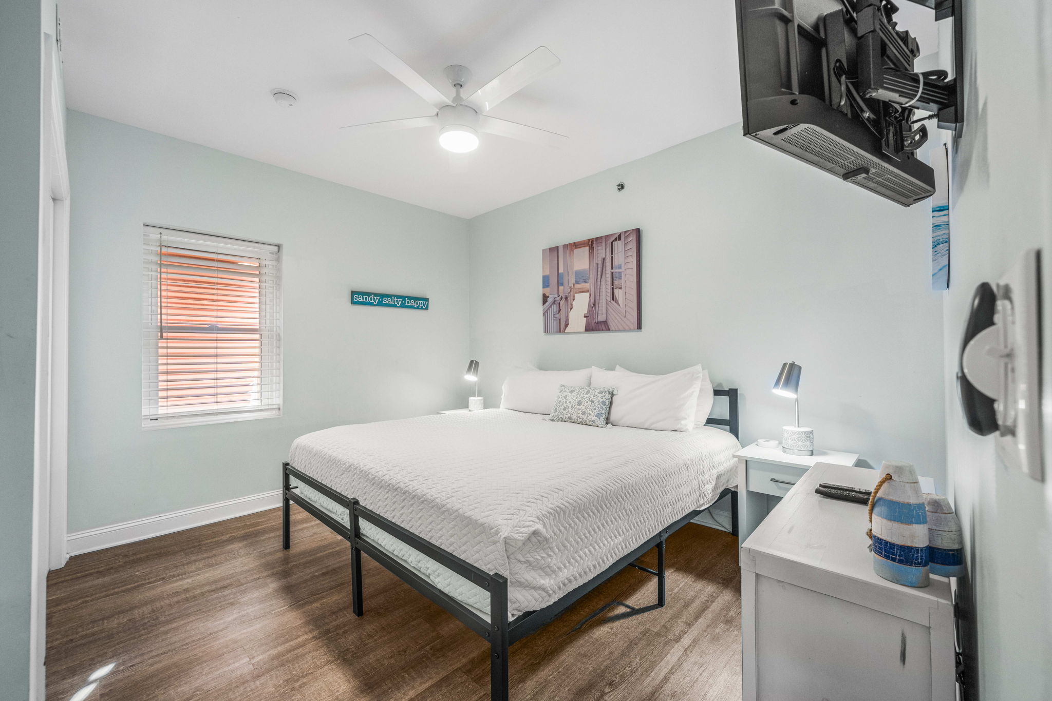 Bedroom 2: King Bedroom, shares jack n jill bath | Sand Dollar | 102 Oceanview | 1116 Ocean Blvd, Isle of Palms, SC | IOP Escapes