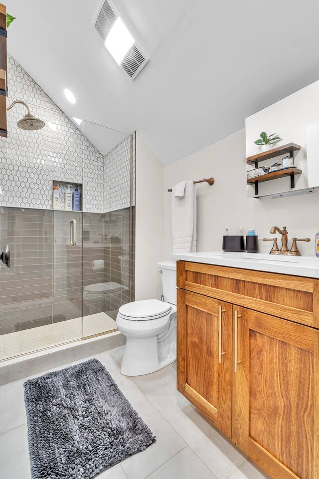 Beautiful Floor to ceiling walk-in Shower, Newly renovated. All amenities included.