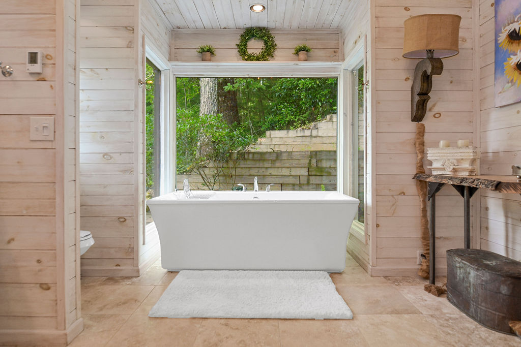 Master Bedroom Soaking Tub