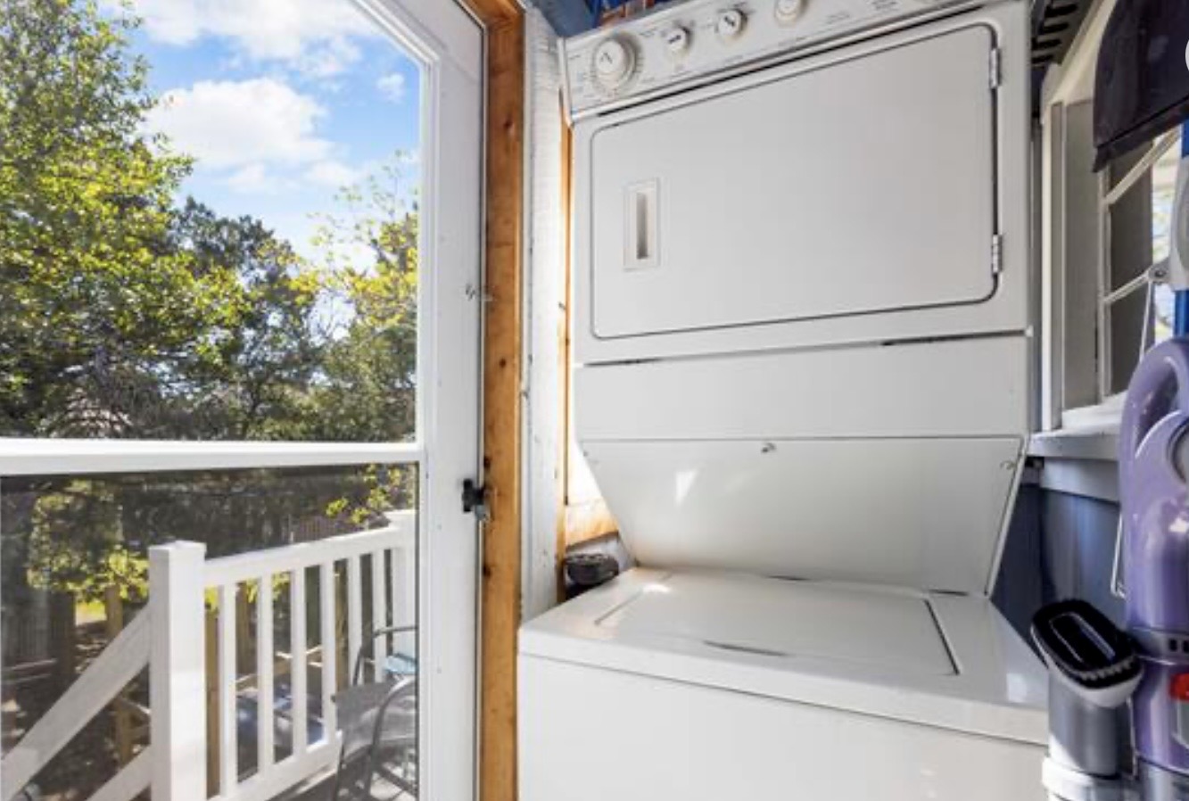 Fresh air and long views from the upper porch, perfect for that first cup of coffee. ⭐