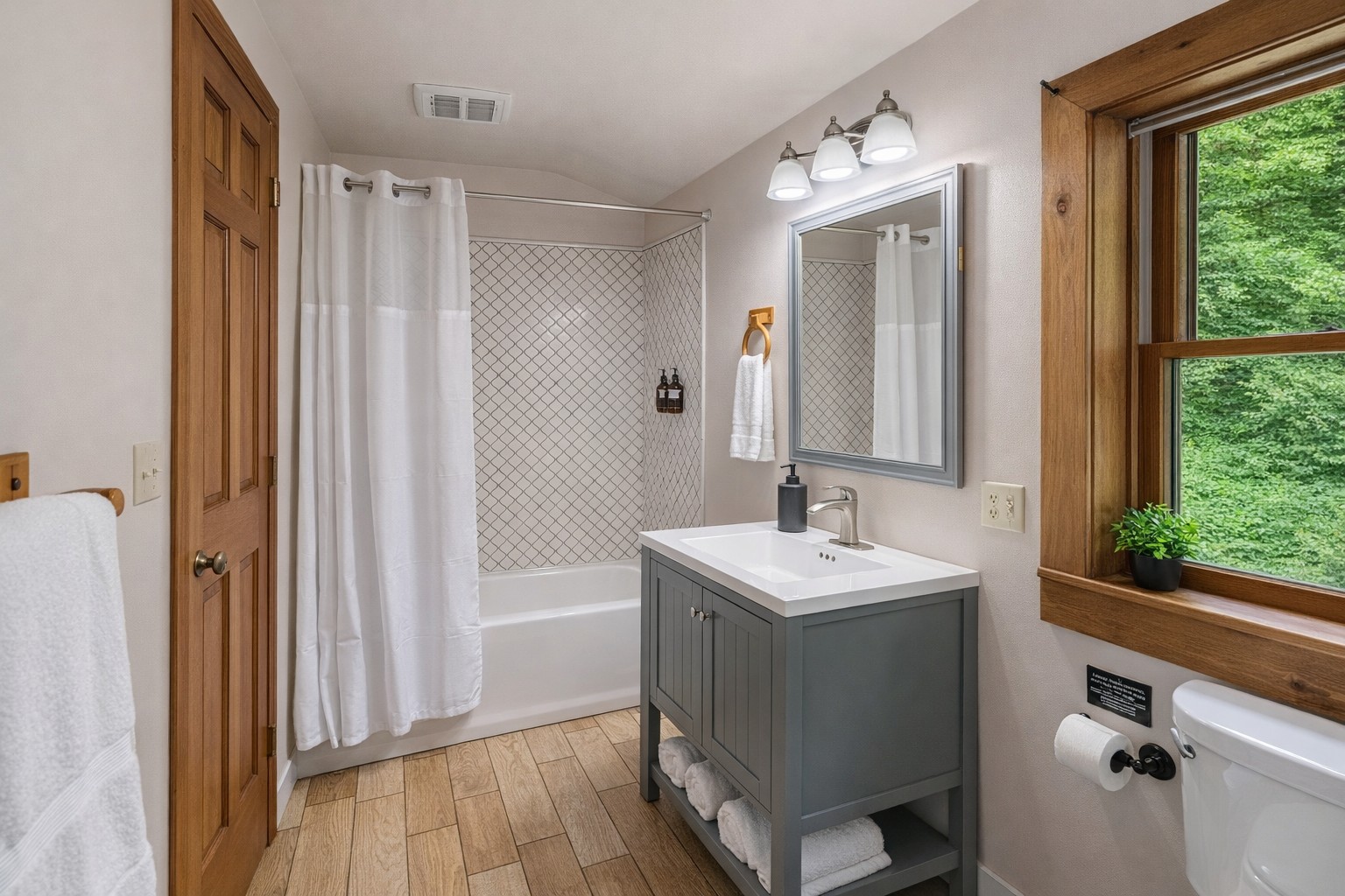 Upstairs full bathroom featuring a tub/shower combo with tile surround, fresh white linens, and a spacious vanity with plenty of storage — bright, clean, and stocked with essentials for a comfortable stay at Cosmic Ridge Retreat.