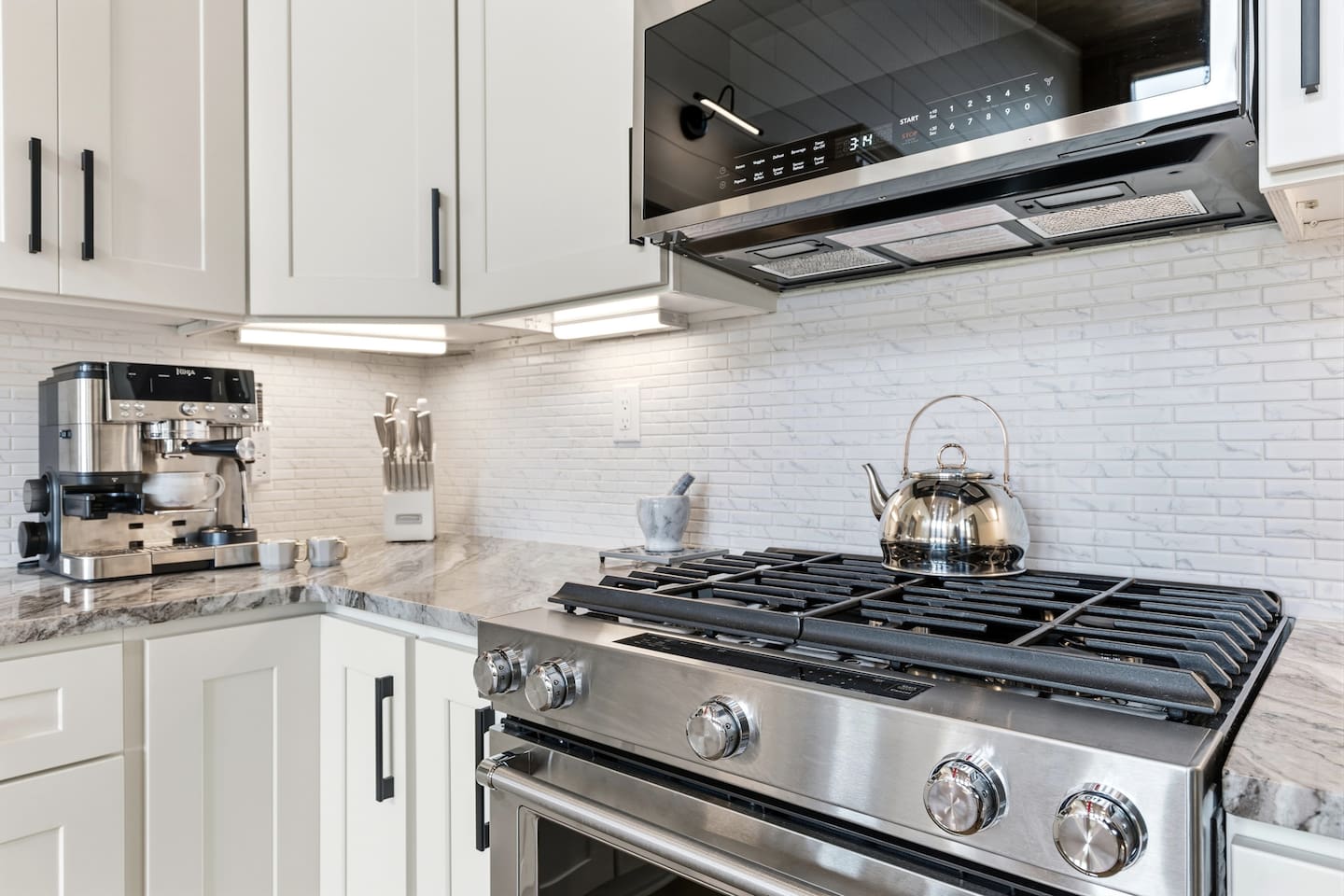 Cook with confidence on this sleek 5-burner stainless gas stove with spacious convection oven. The extra-large microwave makes reheating quick and easy. Everything you need for stress-free gourmet meals!