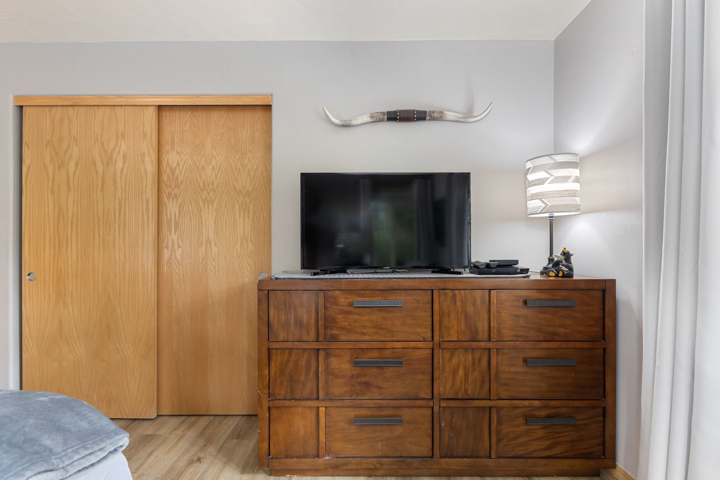 Ensuite Bedroom 2 | Kingsize Bed | Smart TV | Closet