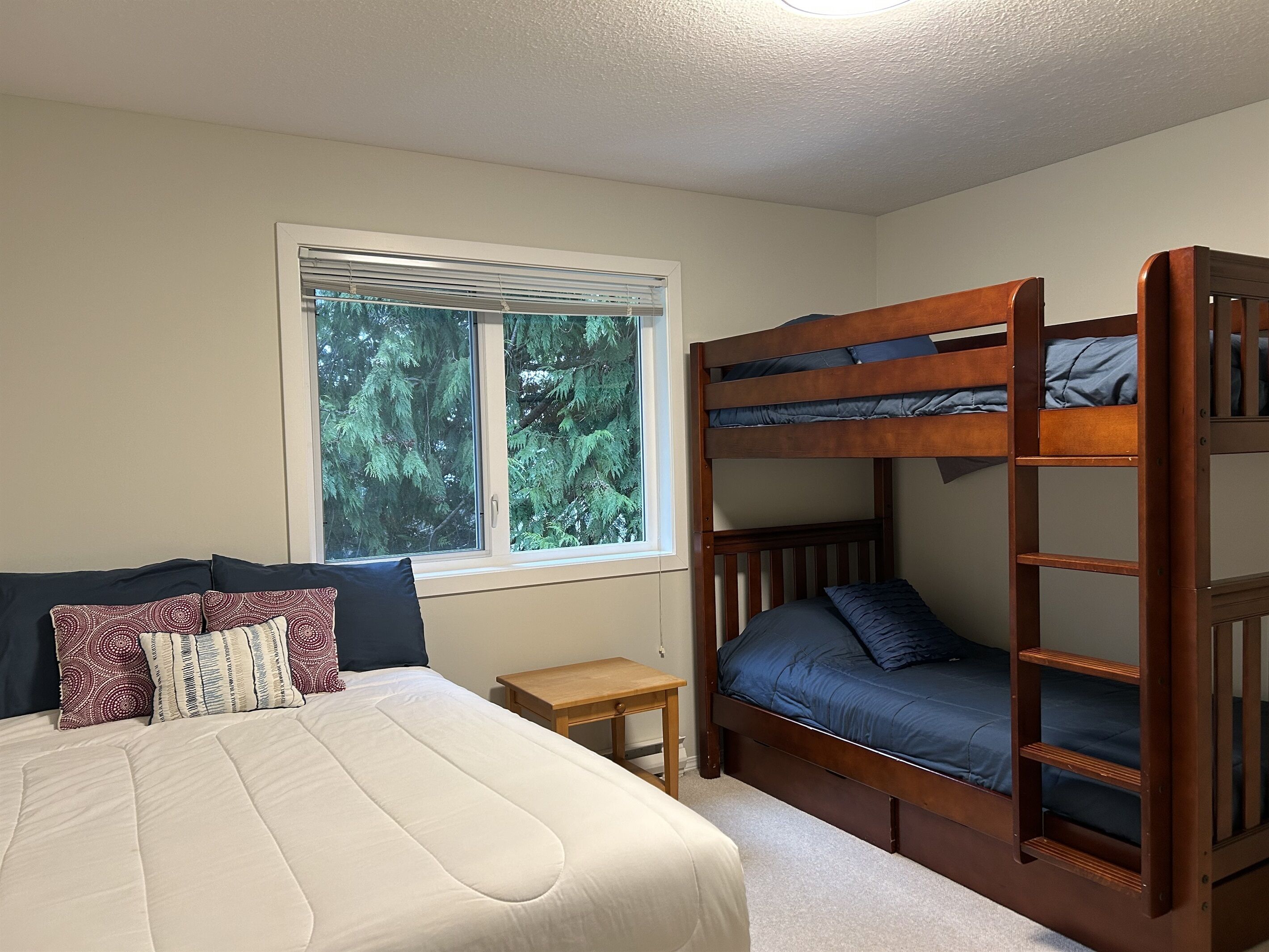 Comfy Queen and cozy single bunks