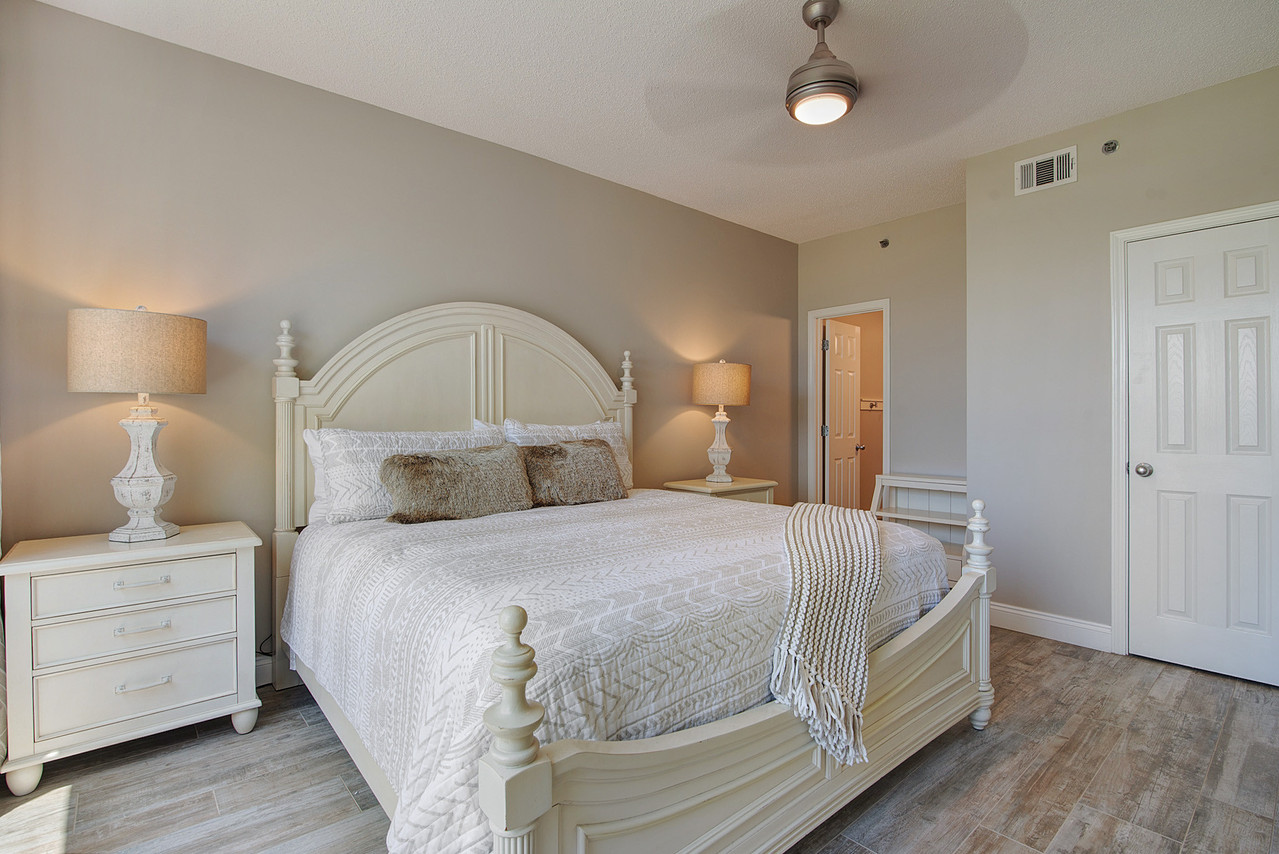 Master bedroom with en suite bath and walk-in closet