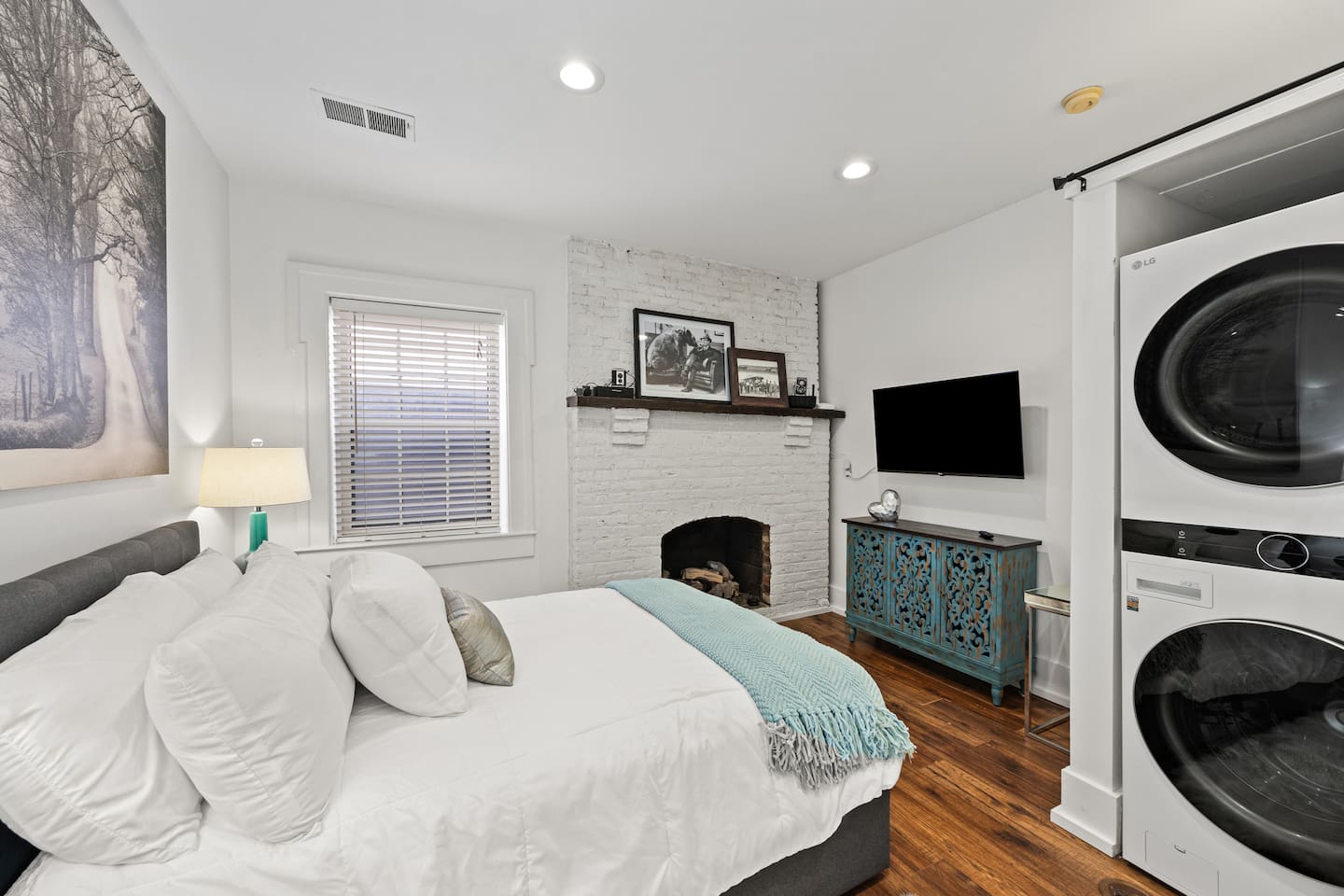 The Photographer's Suite also has a full washer and dryer. Laundry soap and softener are provided. 