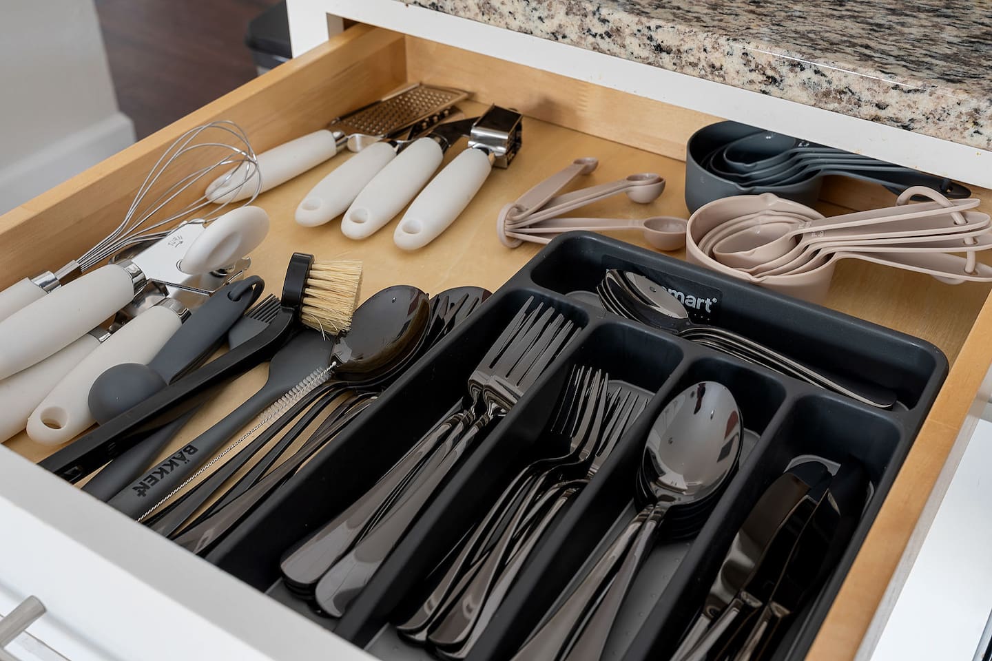 Find all your dining essentials in this organized drawer, filled with quality cutlery and kitchen tools. Everything you need for a comfortable stay.