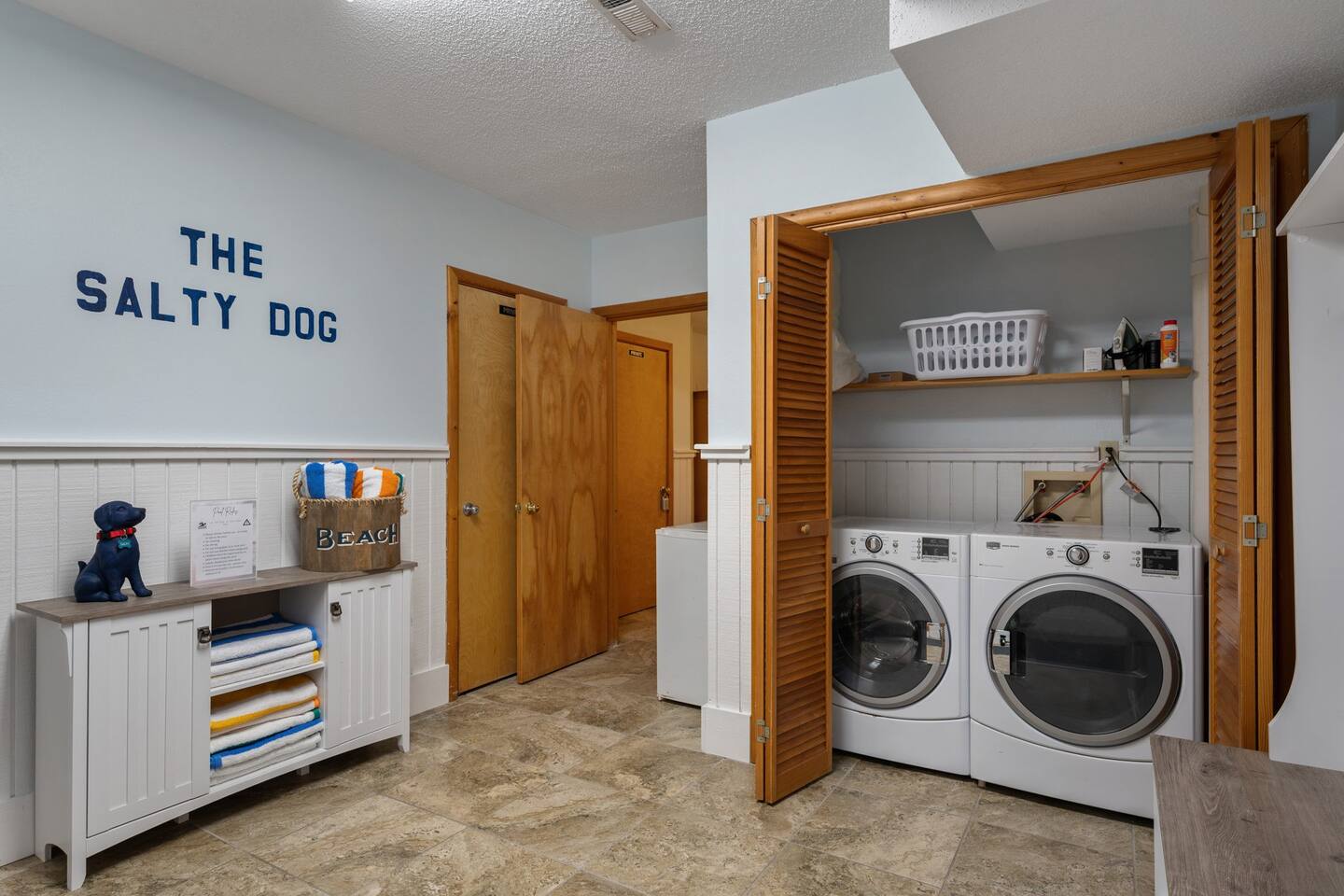 Entry way with washer/dryer
