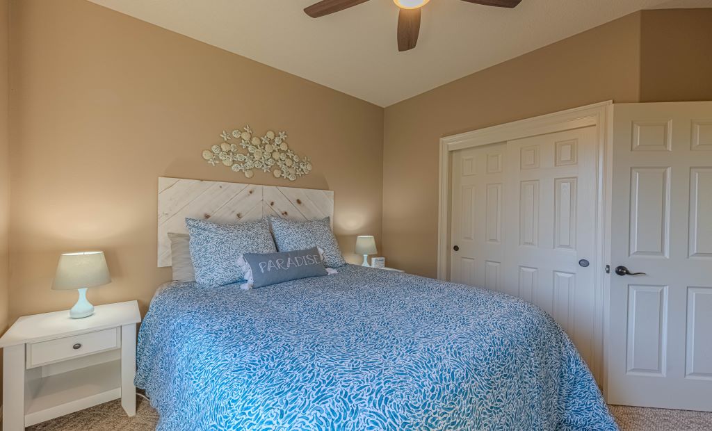 2nd bedroom w/custom made duvet cover & 750 thread count Egyptian cotton sheets.