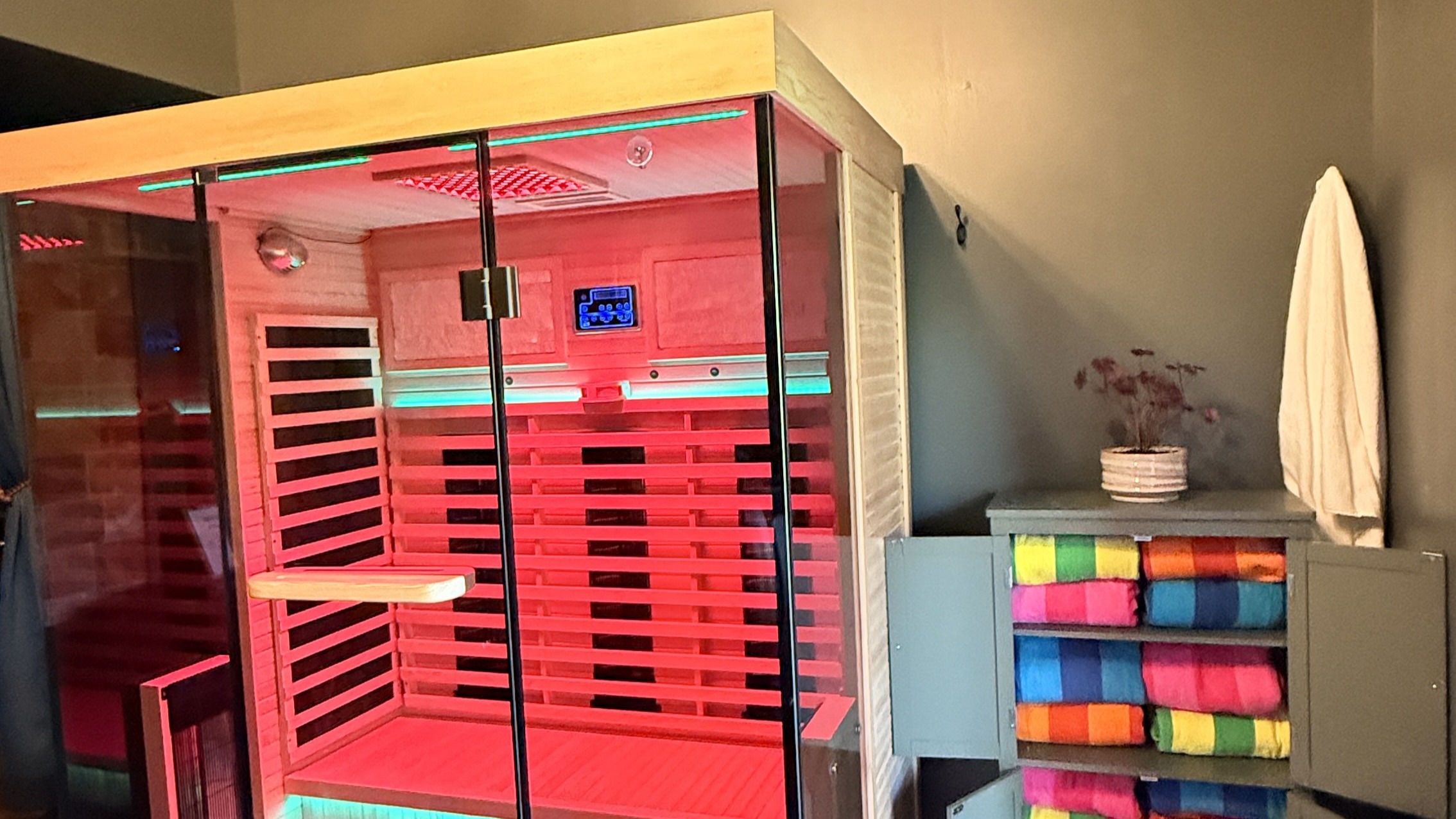 Step from the glow of Rick Row 7 into the gentle heat of the infrared sauna — with individually controlled panels inviting you to find your perfect warmth, this private sanctuary restores balance, soothes the senses, and renews the spirit.