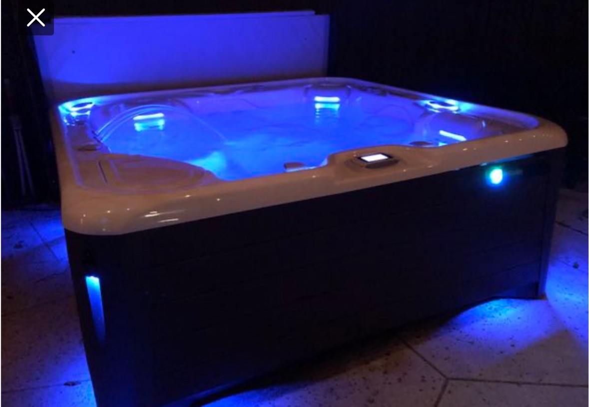5-6 Person Private Hot Tub