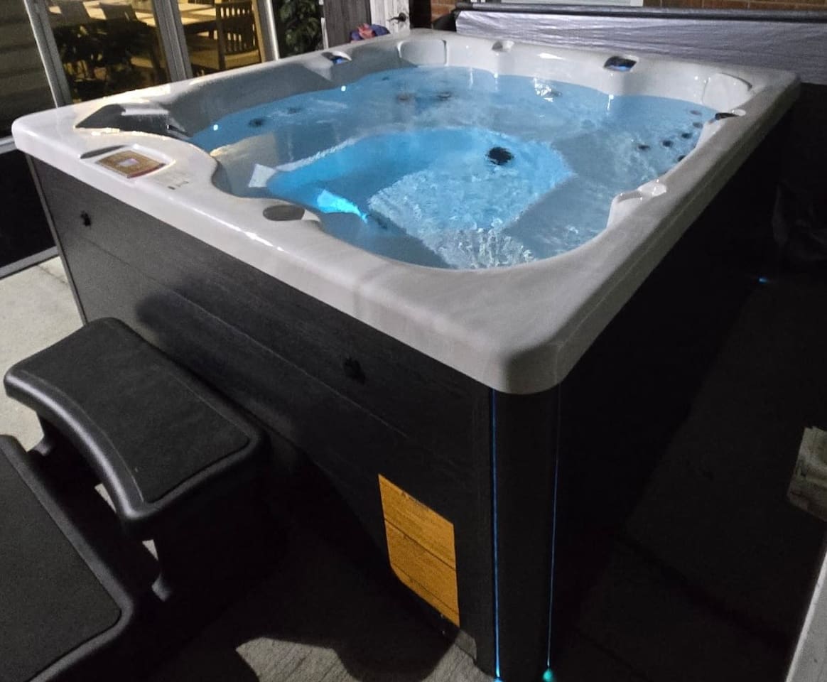 Unwind in a 6 persons, hot tub. Open from Sept 3rd-June 10th. 
