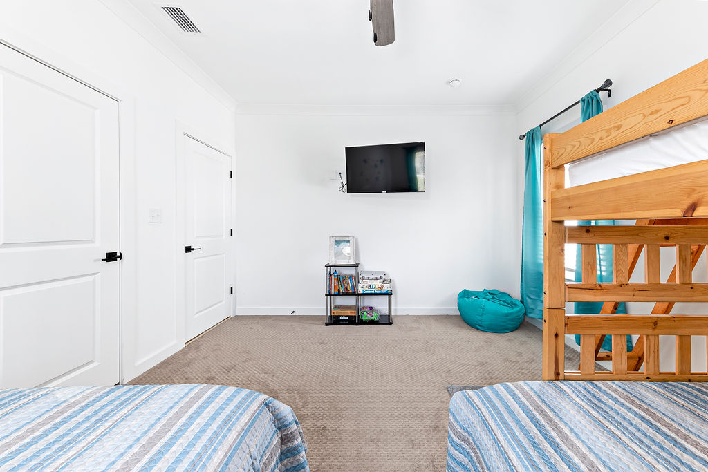 Bunk Bedroom #4 - Smart TV, Board Games, Children Books, and Card Games are Here for Your Unforgettable Family Night!