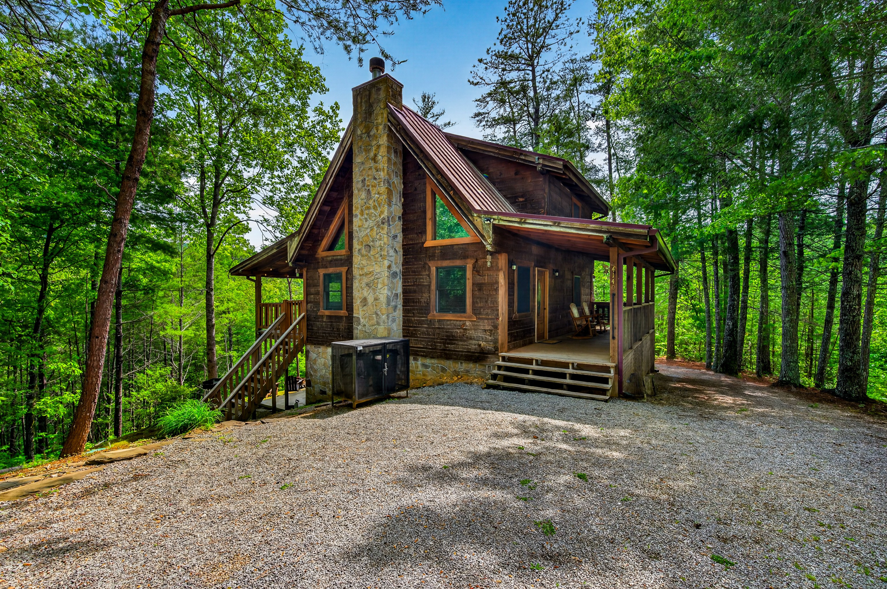 Easy arrival, private parking, and forest all around