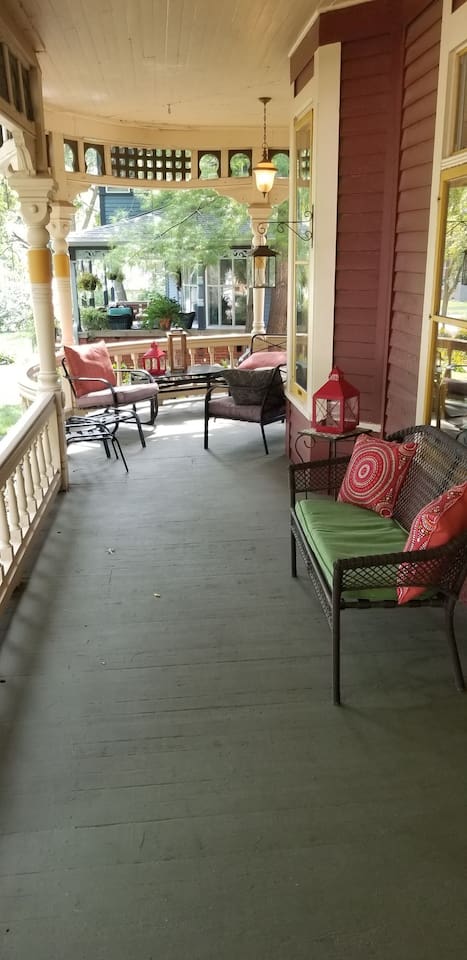 Historic Victorian Inn Downtown 4