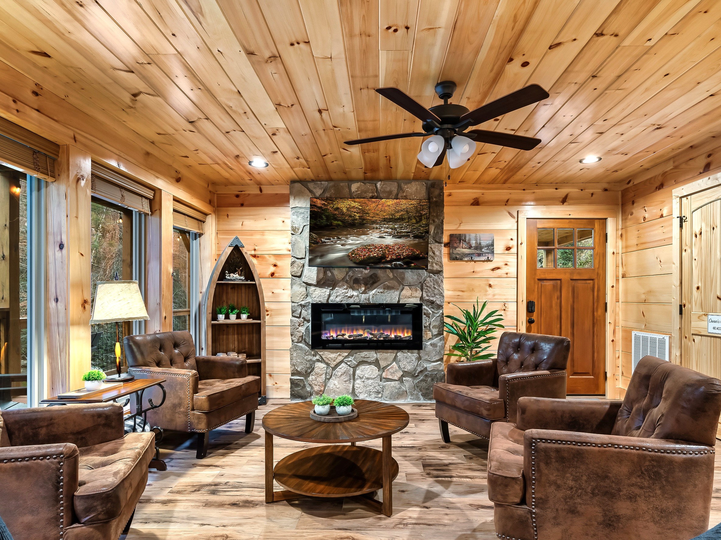 Another angle of the living room providing direct access to the deck and multiple big windows that blurs the indoor/outdoor feel throughout your stay.