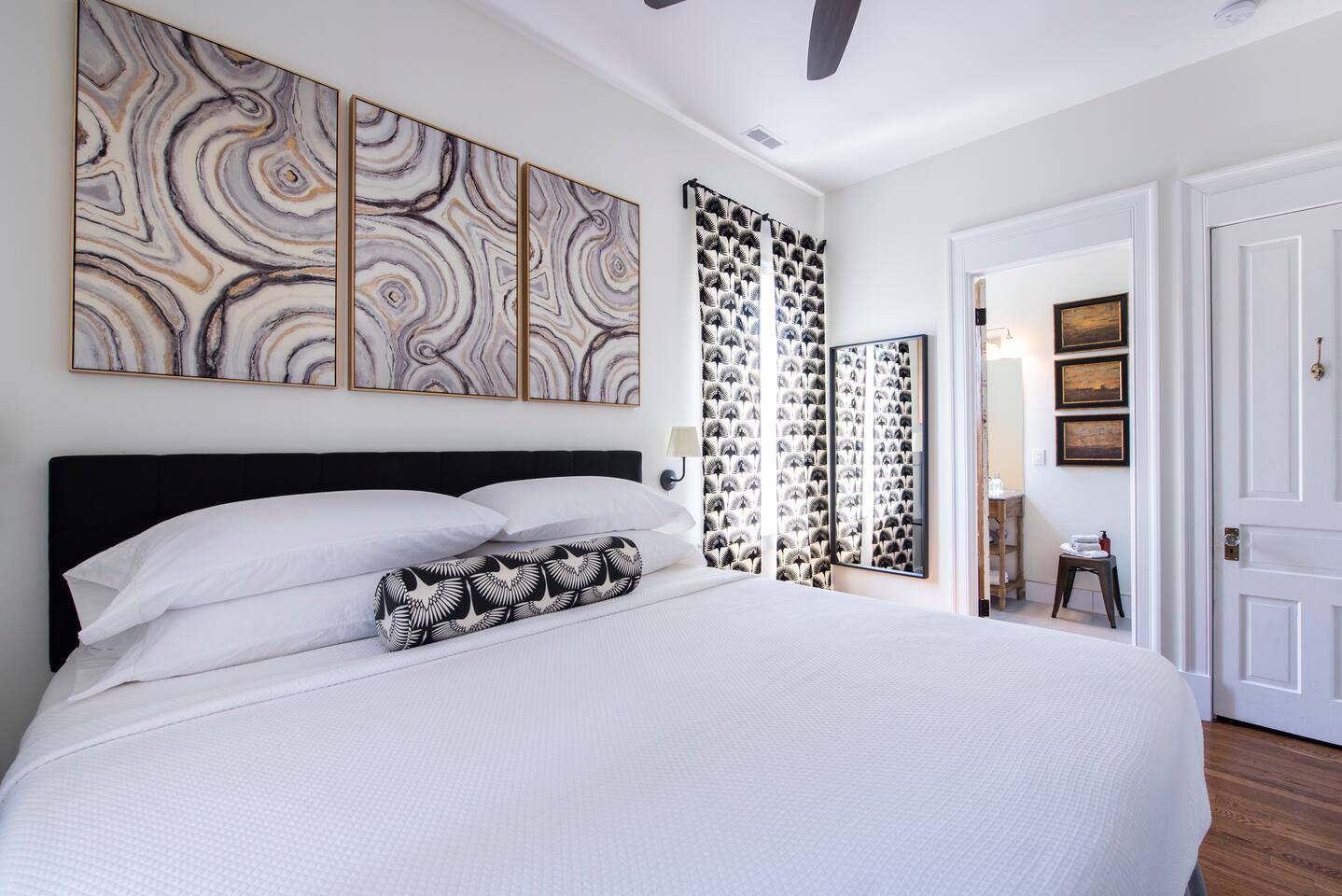 Bedroom 4*2nd Floor*Attached Full Bath*King Bed*50" Smart TV*Closet with Hangers*Ceiling Fan*White Noise Machine*Extra Blanket