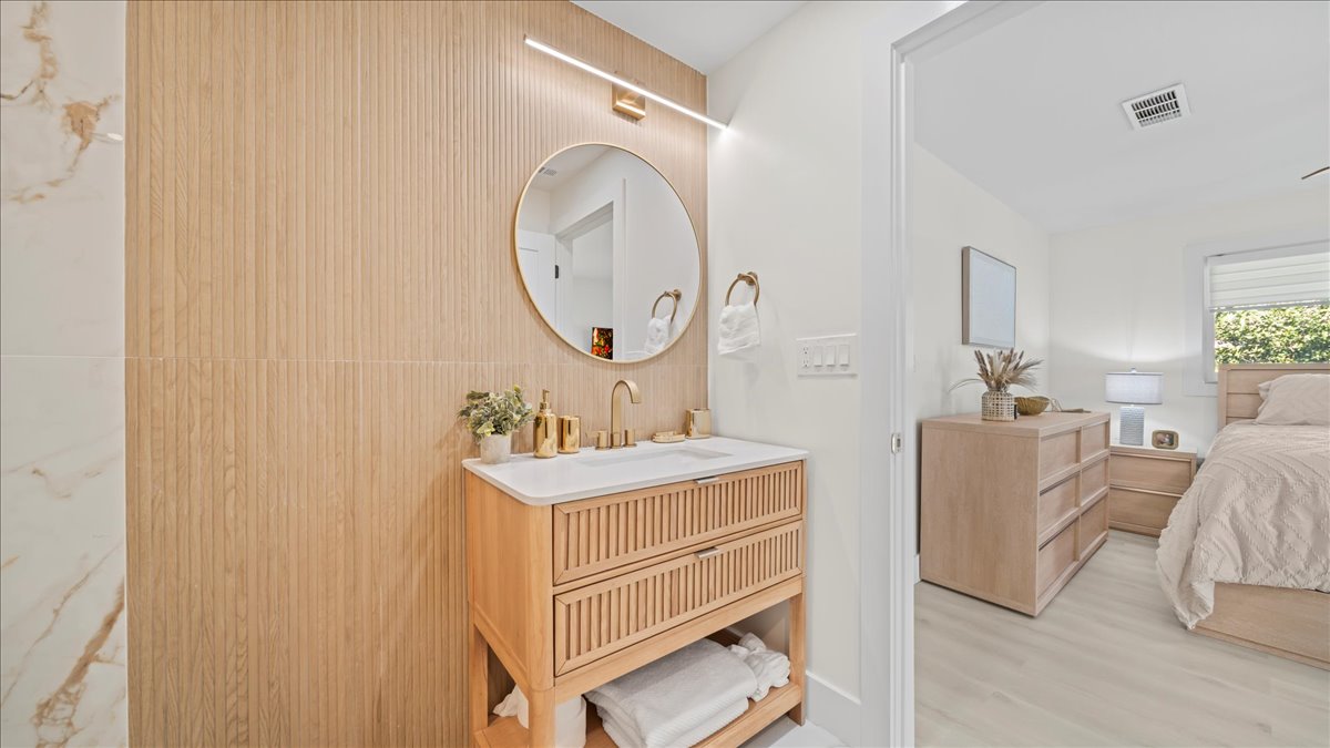 Master Bedroom Bathroom 1