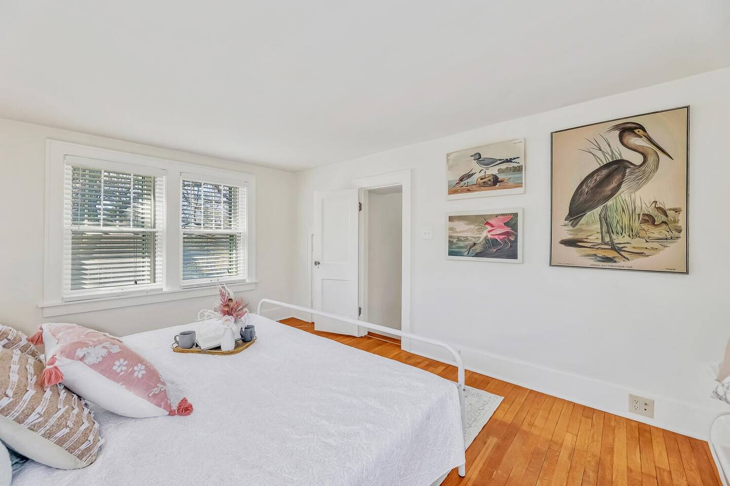 This room also has a TV.