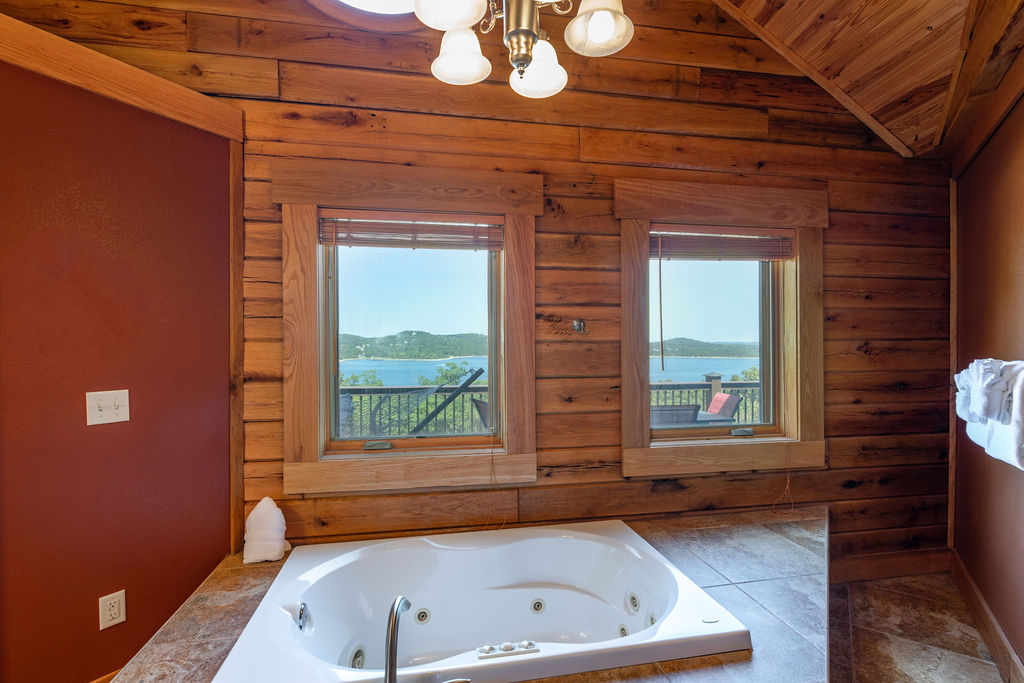 Master bath w JacuzzI tub