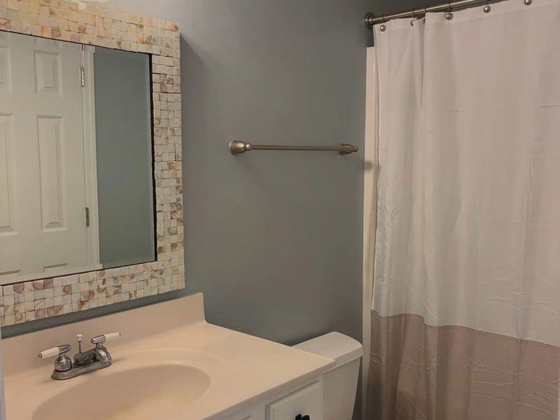 Jack and Jill Bathroom with Tub/Shower