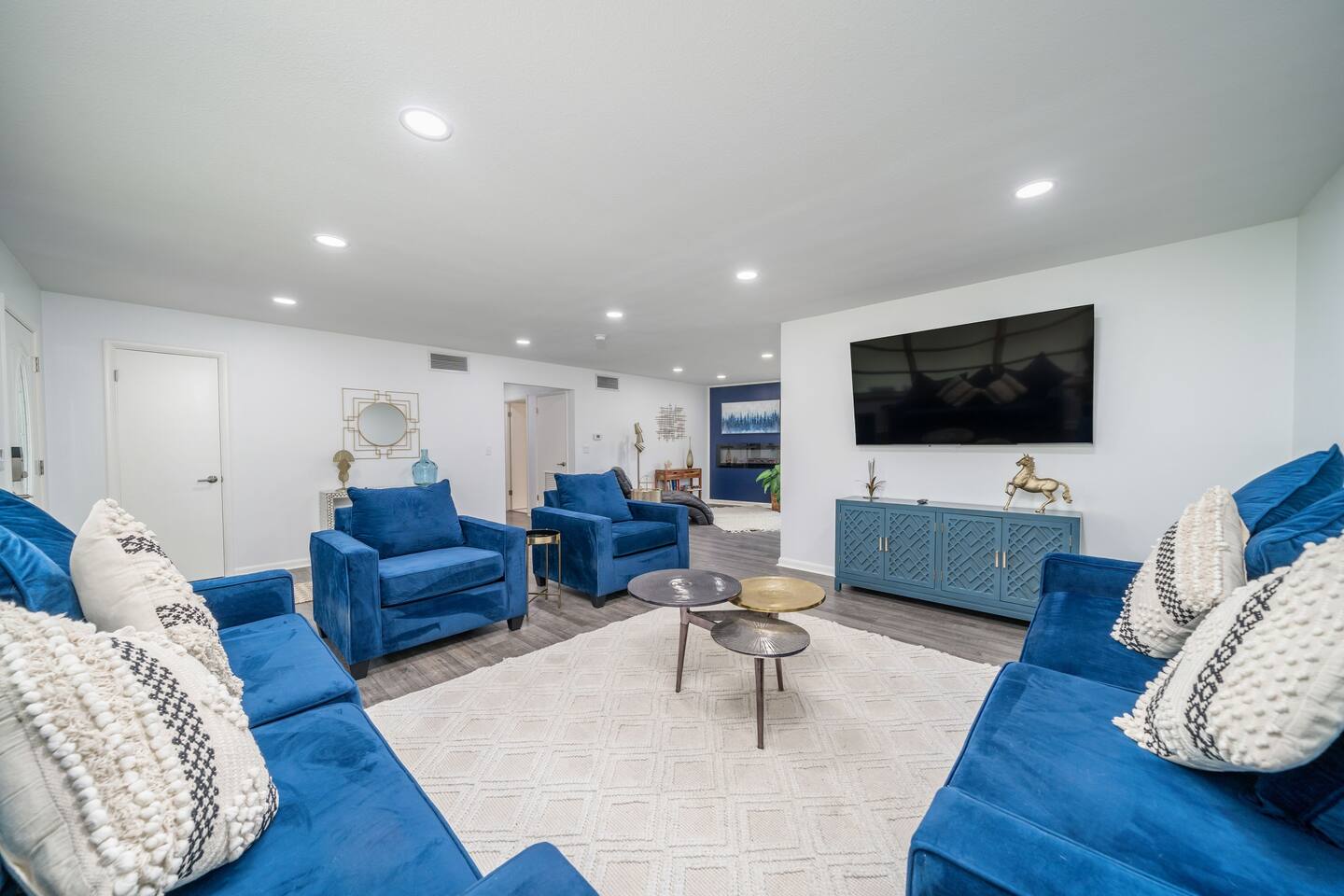 Living Room 2
63 inch Big Screen Streaming TV with high Speed Internet
Enough room to entertain all your friends and family