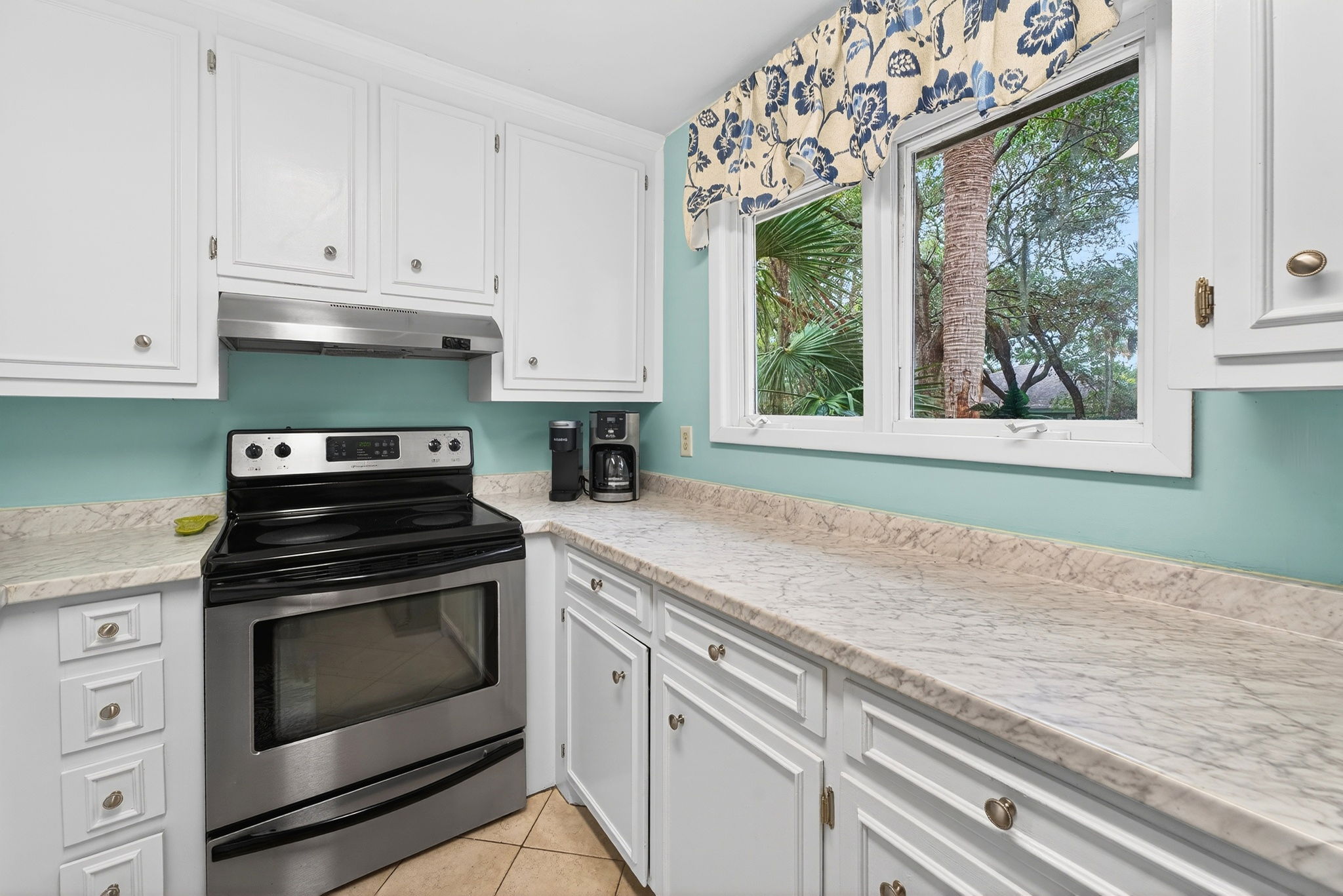 Kitchen | Seaside Cottage | IOP Escapes | 31 Twin Oaks, Isle of Palms, SC