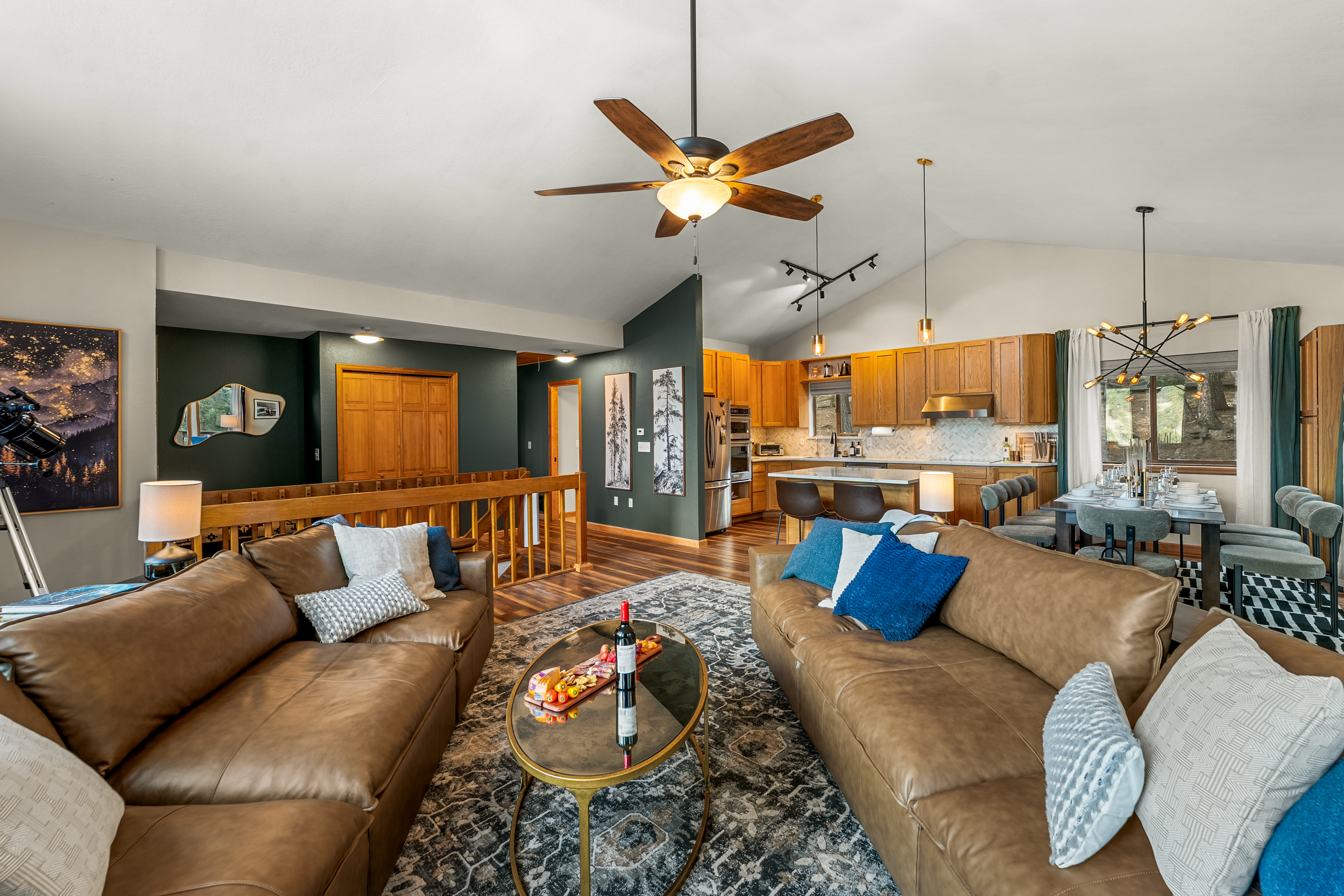 🛋️🍽️ Gather in the airy great room—comfy seating, a chef-ready kitchen 👩‍🍳, and a big dining table for family meals, game nights, and easy vacation living ✨