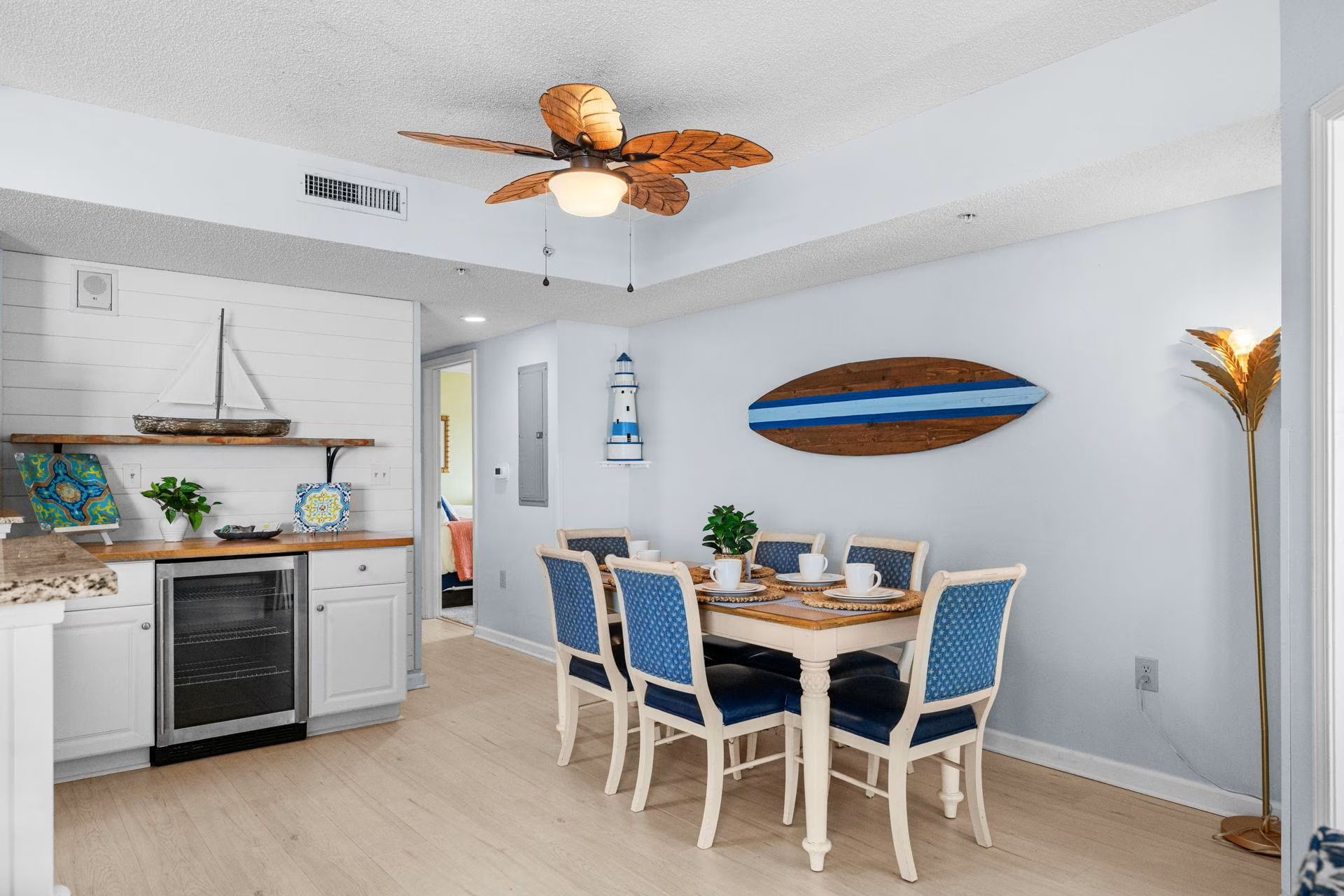 Dining Area seats 6 