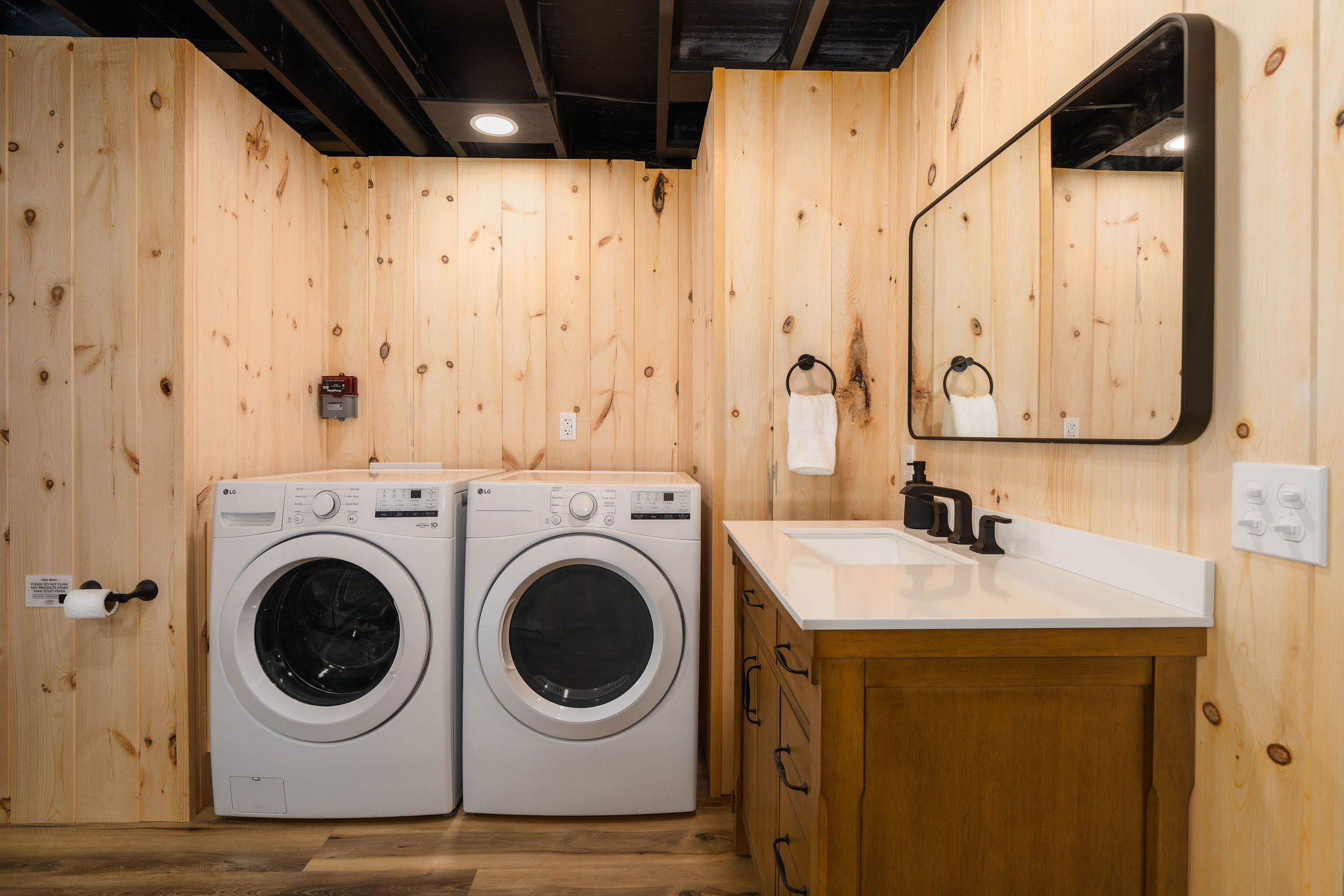 🧺 In-house washer and dryer for longer stays.