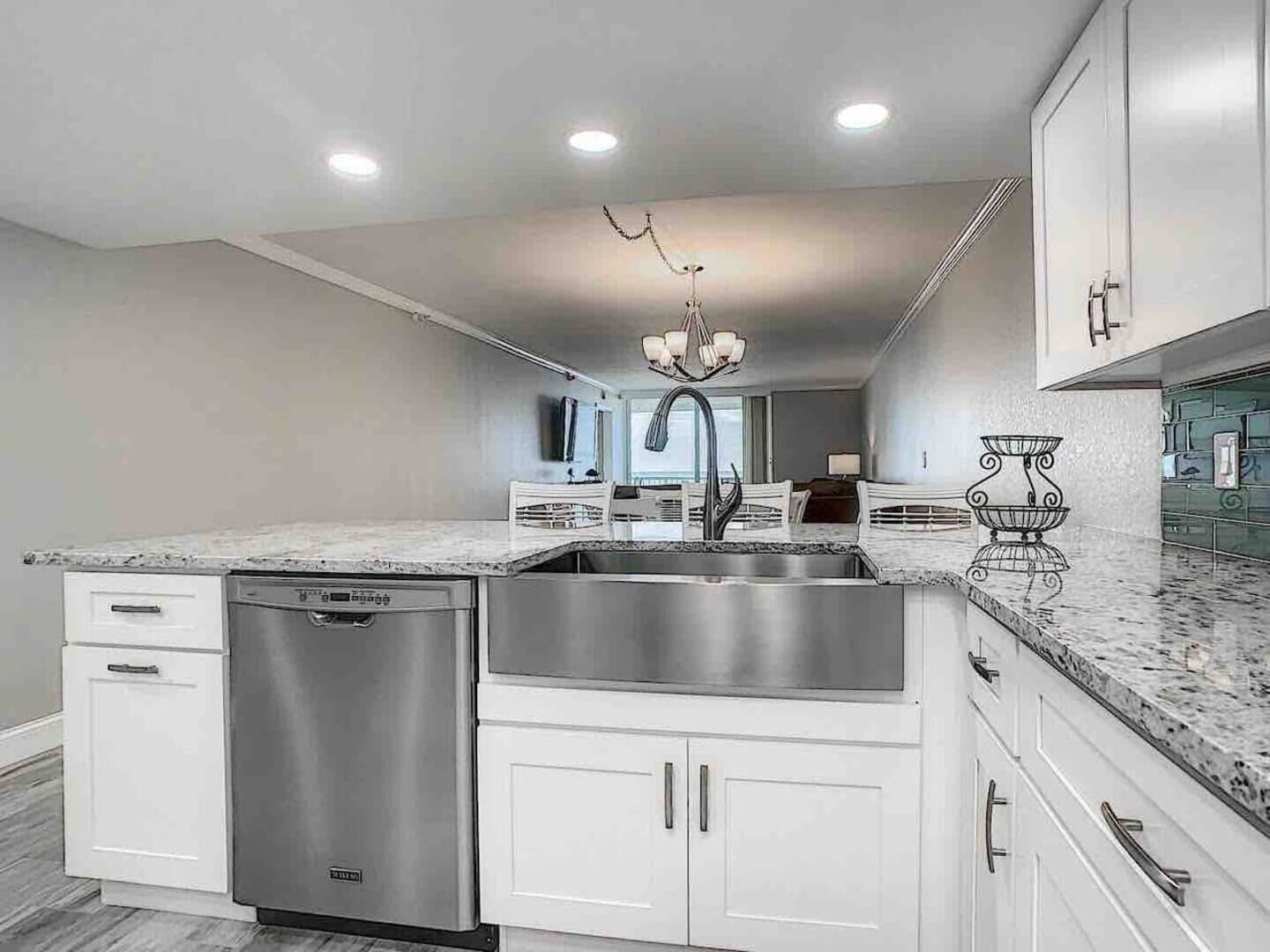 Farmhouse sink & Full-sized dishwasher