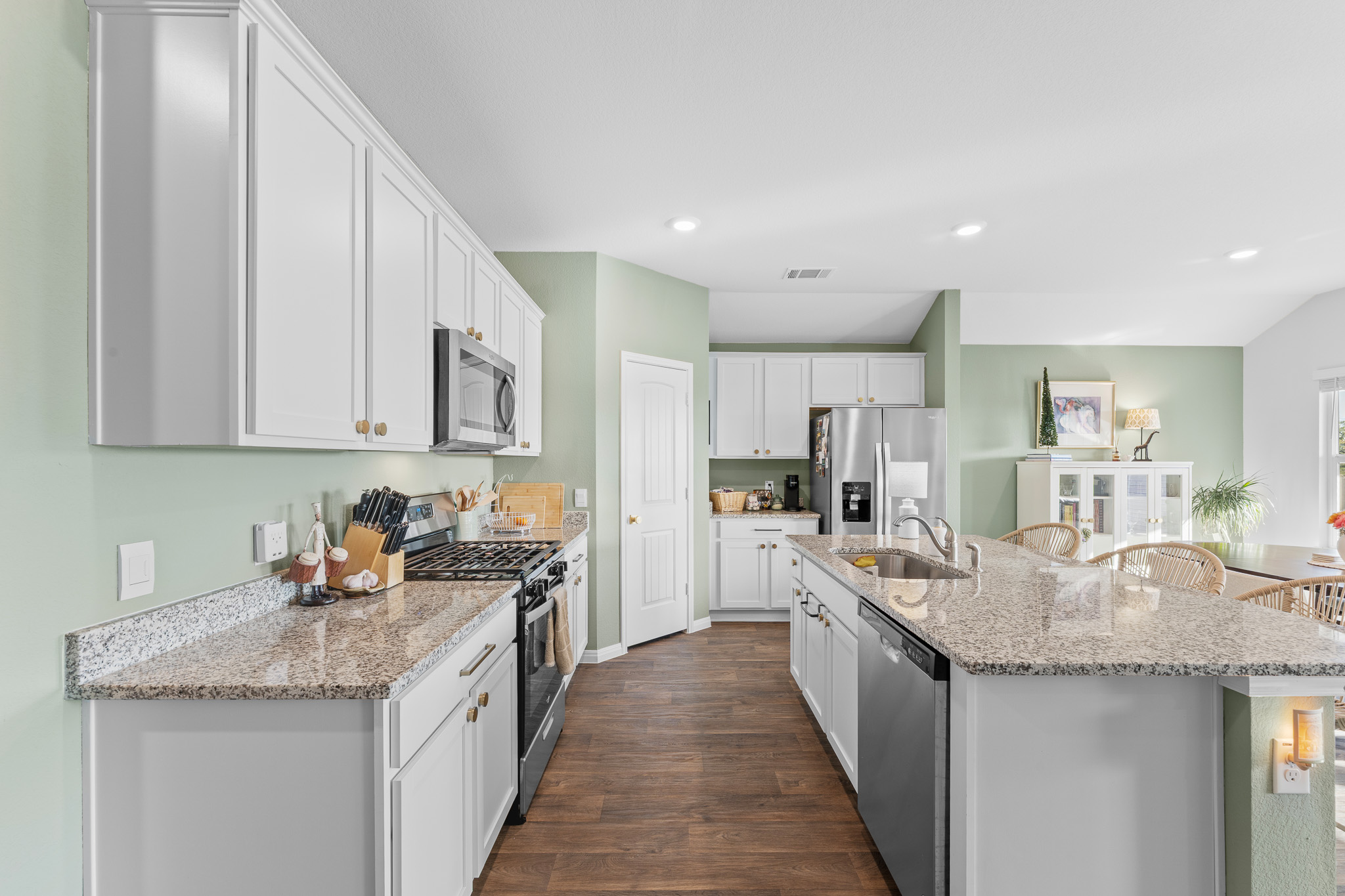 A fully stocked cook's kitchen awaits you with all the pots, pans and utensils you could possibly want.