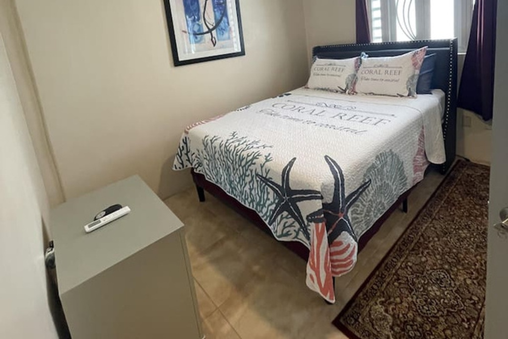 Bedroom 2 (Queen Bed)