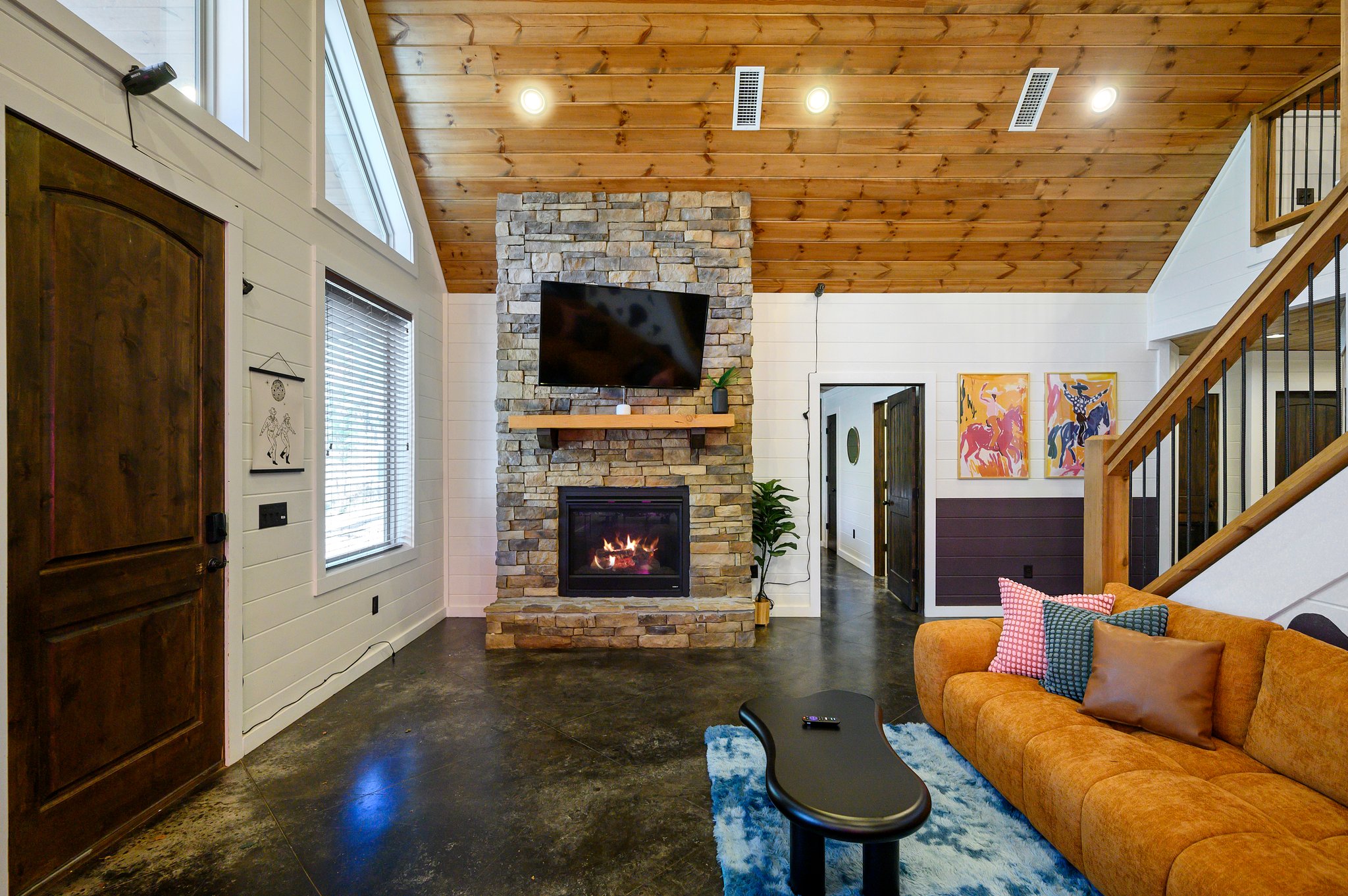 Big windows bring the outdoors in, letting you admire the tall oak trees and enjoy the peaceful vibe