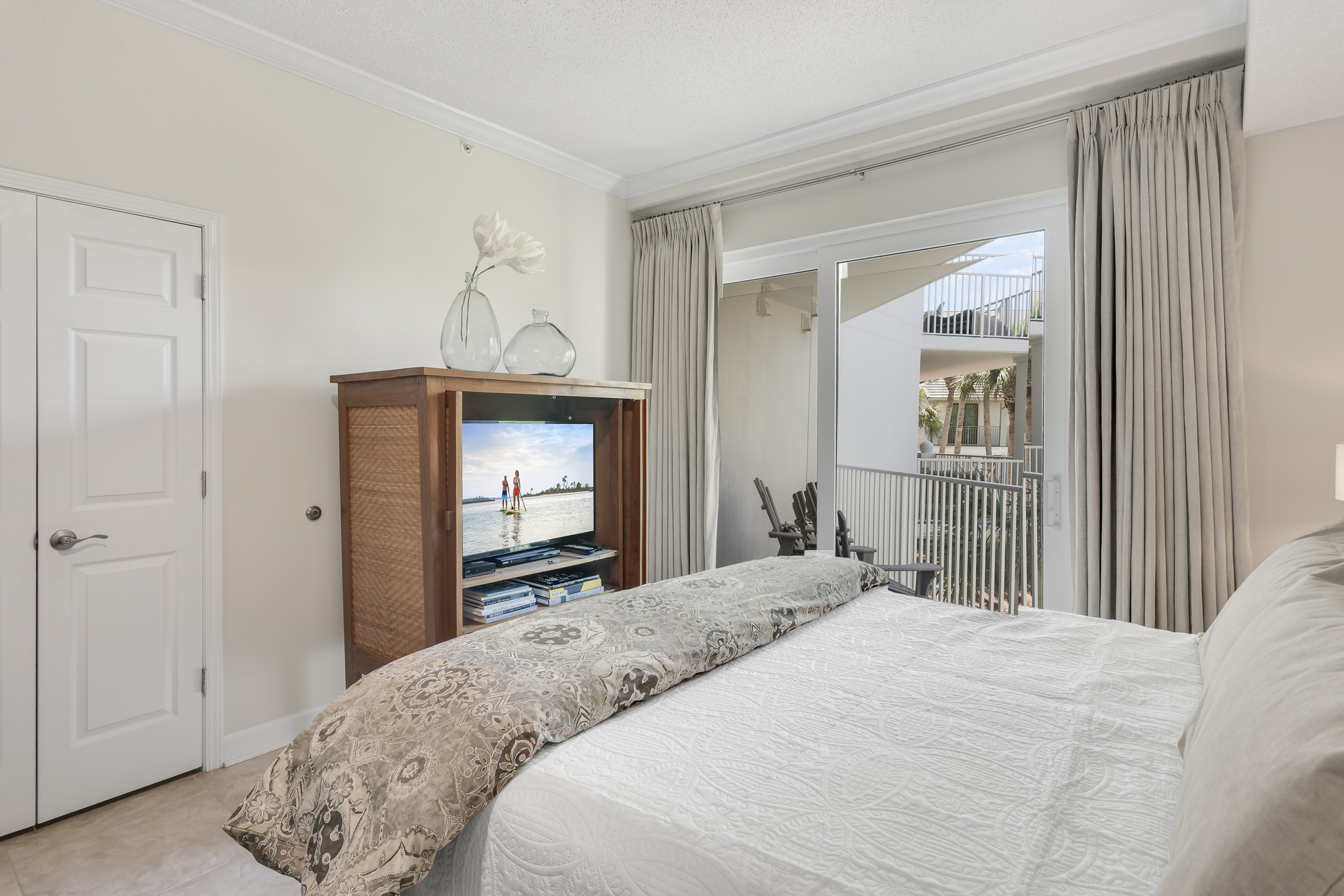 Enjoy a plush king bed and Smart TV—perfect for winding down after a beach day.