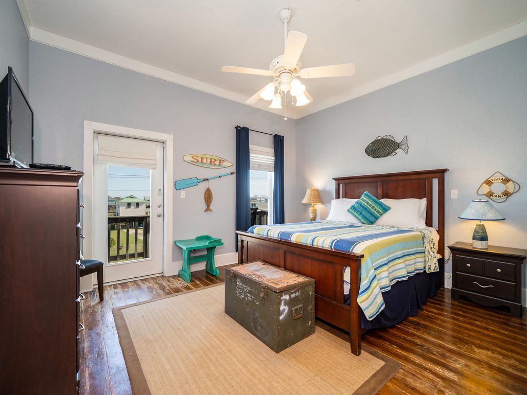 Upstairs Gulf View Queen Bedroom