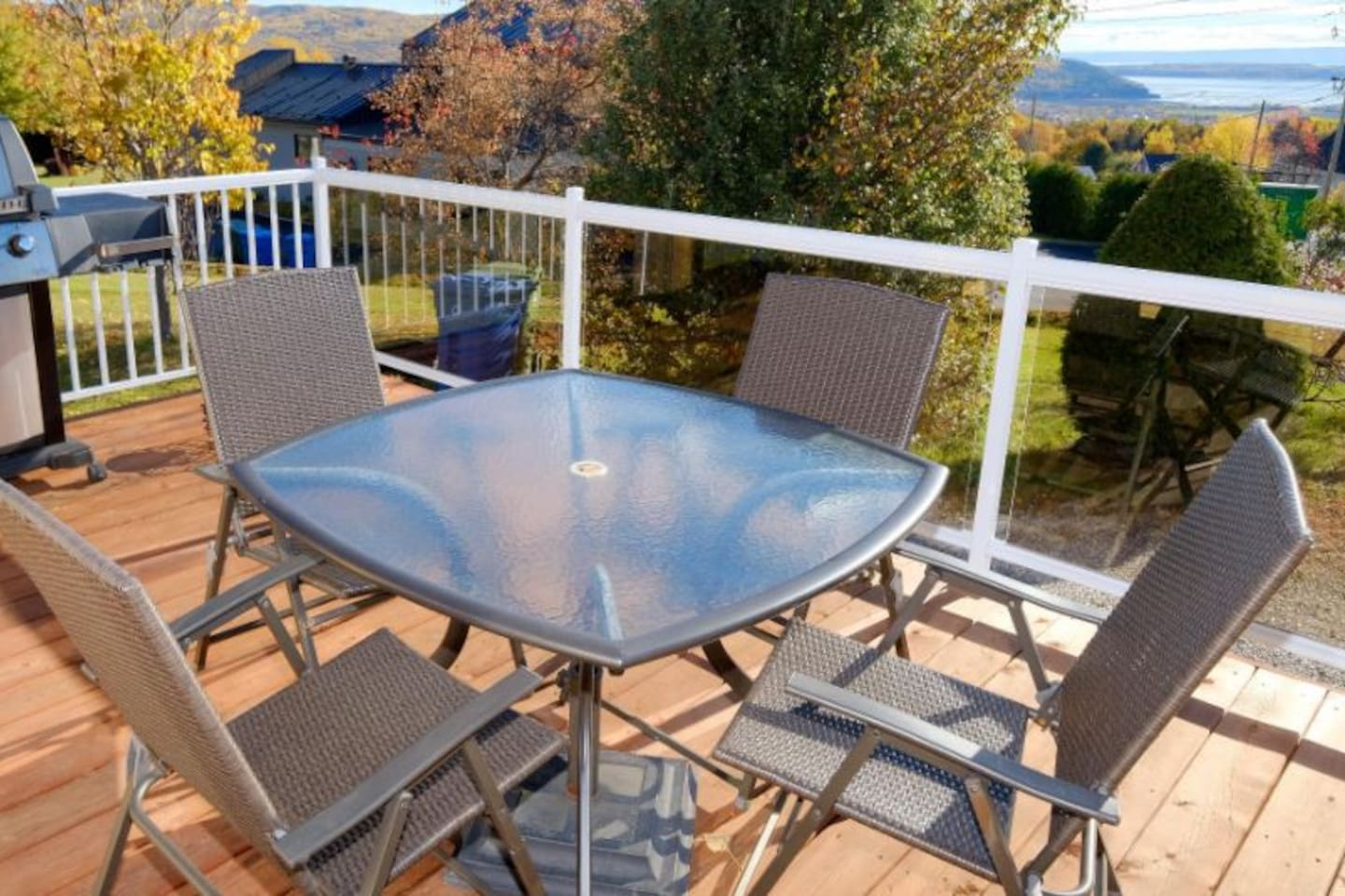 Table extérieure 4 places avec vue sur Baie-Saint-Paul !