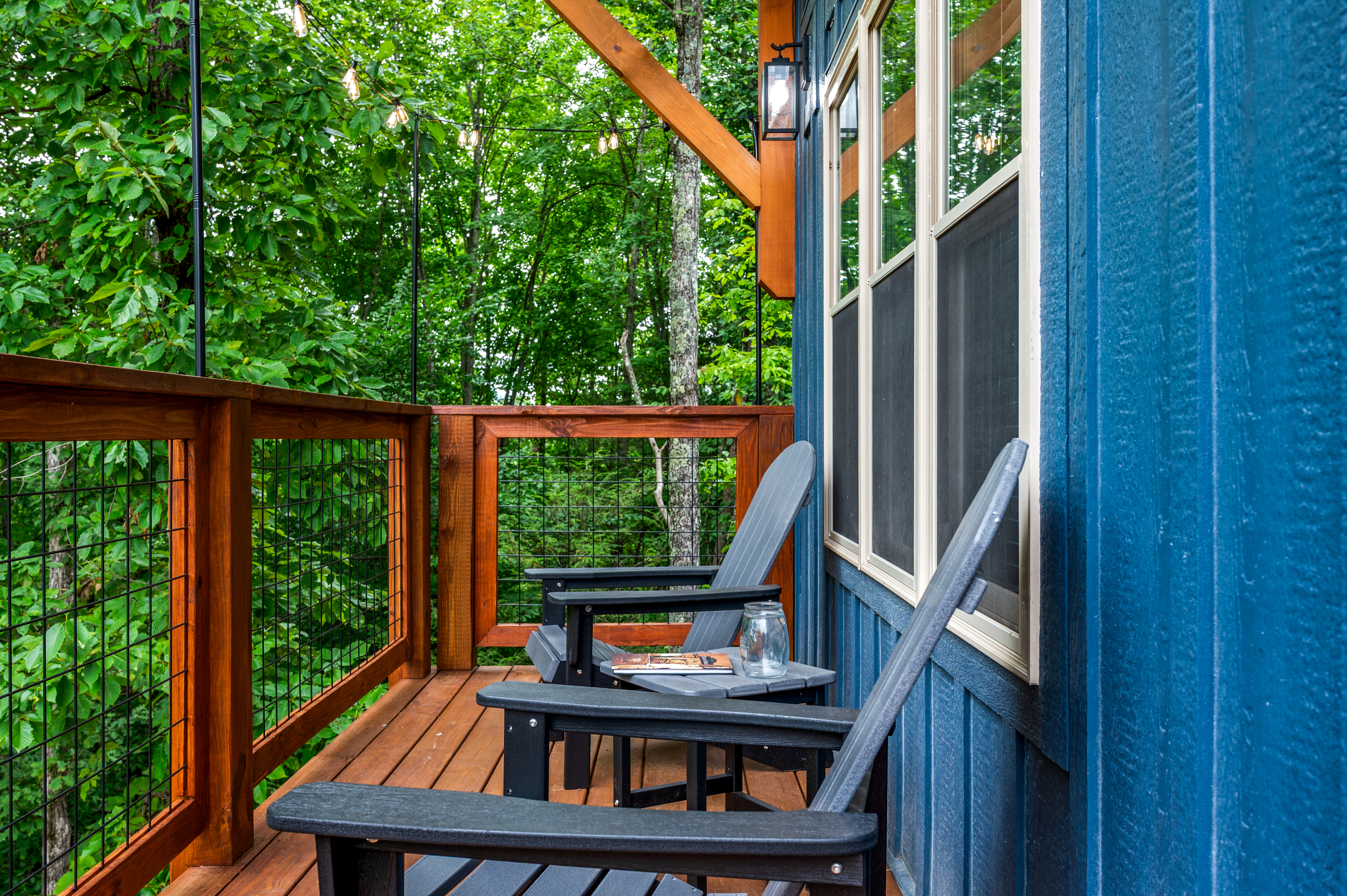 Escape to the balcony! You'll love sit out back and enjoy the sound of the birds. Enjoy the whistle of the Dolly train and the coasters. Or maybe you'll enjoy catching glimpses of the fireworks from Dollywood? Yup, you're that close!