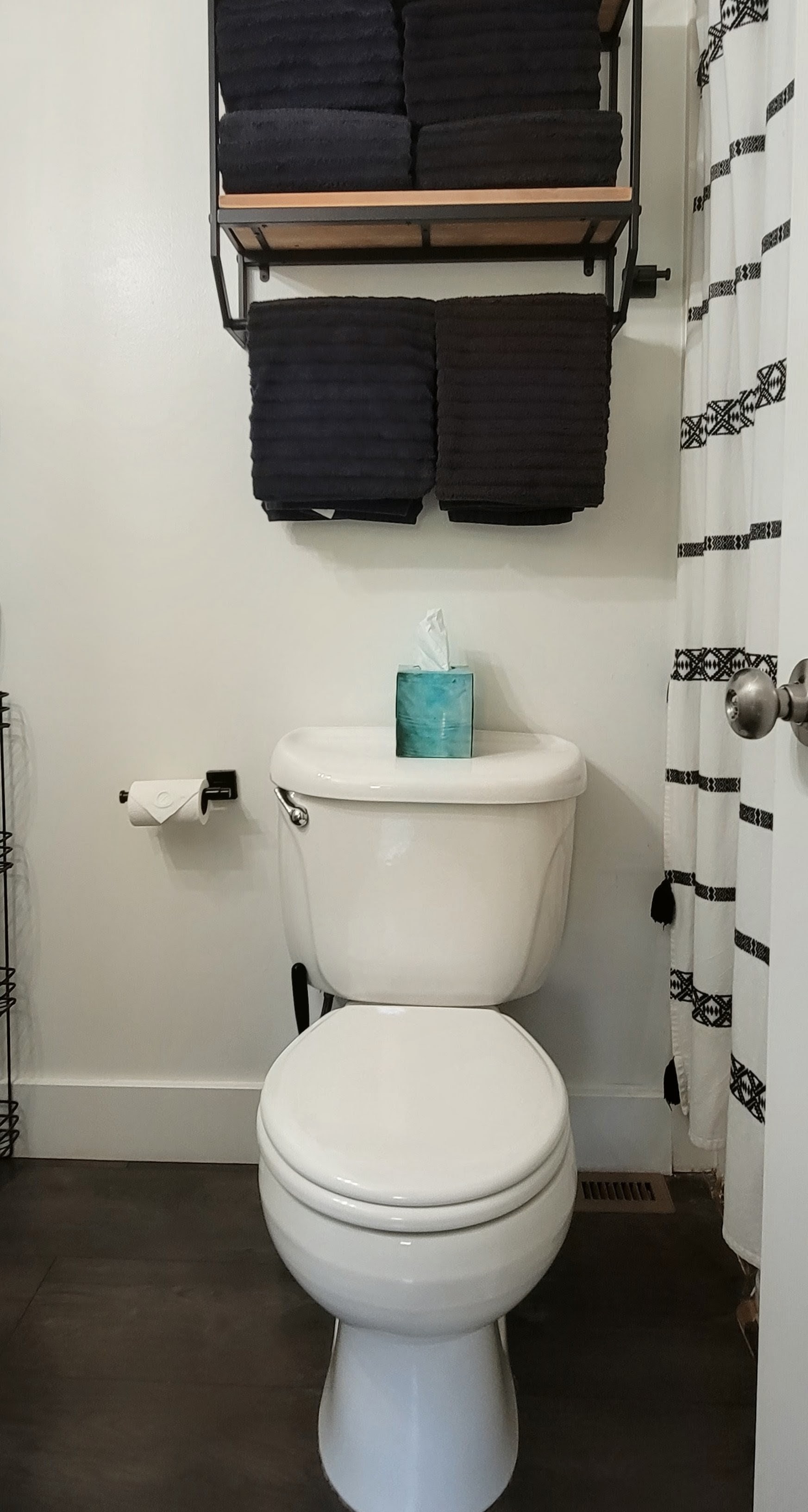 Main bathroom details