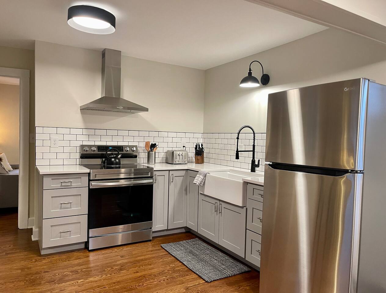 Kitchen (electric glass-top range and oven)