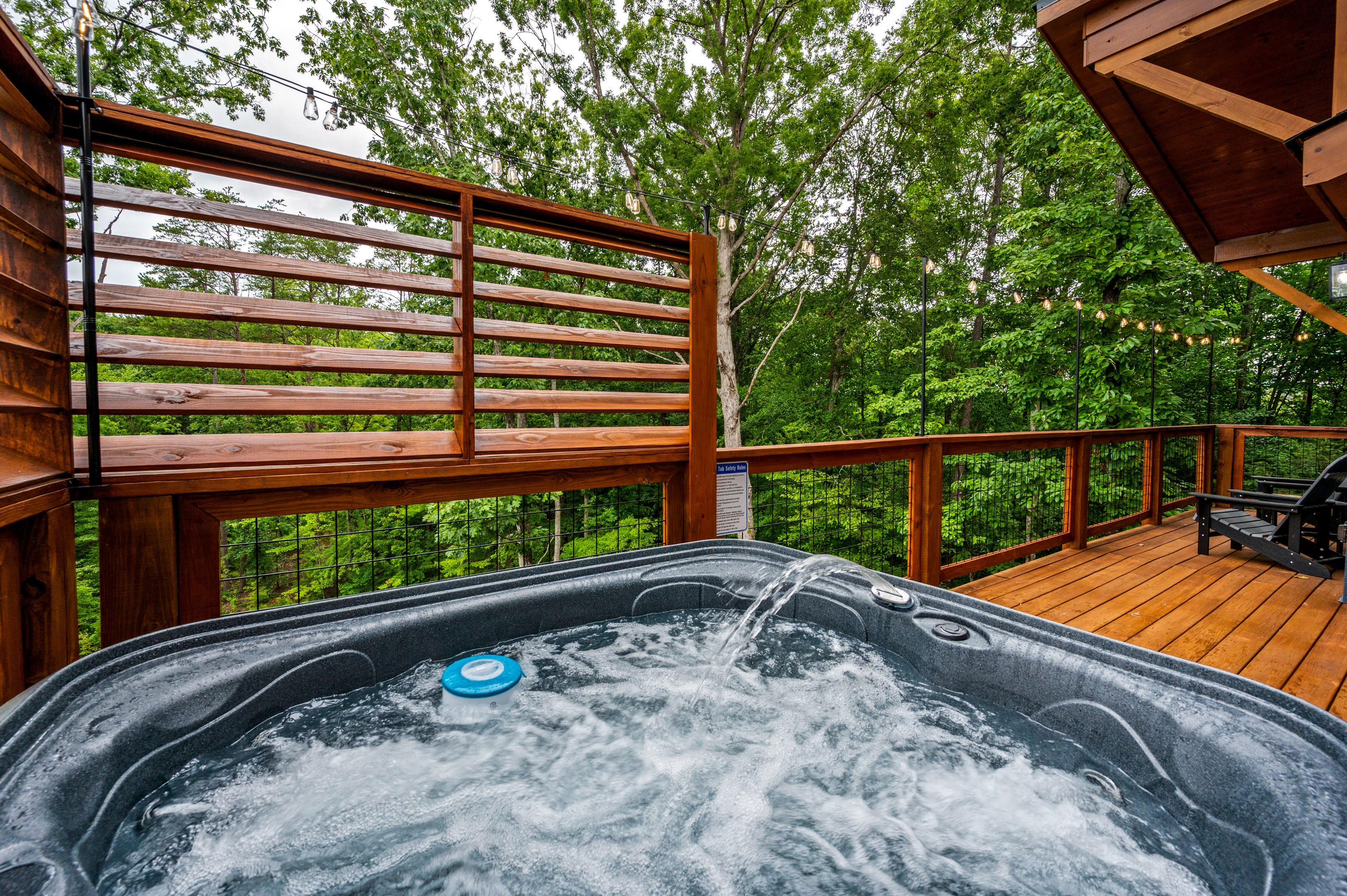 Escape to the balcony! You'll love sit out back and enjoy the sound of the birds. Enjoy the whistle of the Dolly train and the coasters. Or maybe you'll enjoy catching glimpses of the firework