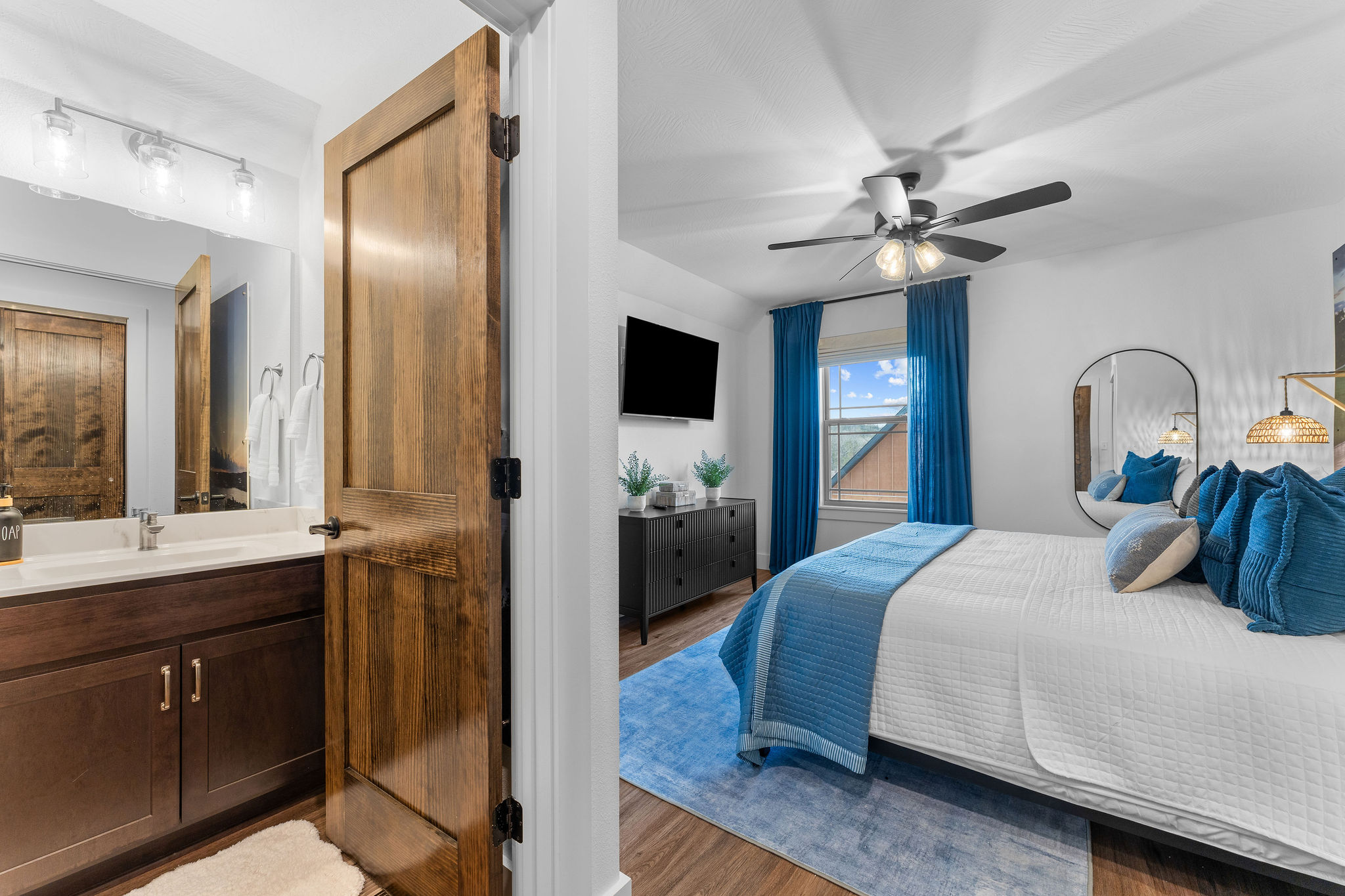 The Top of the Rock room upstairs has a smart TV and attached ensuite bathroom.