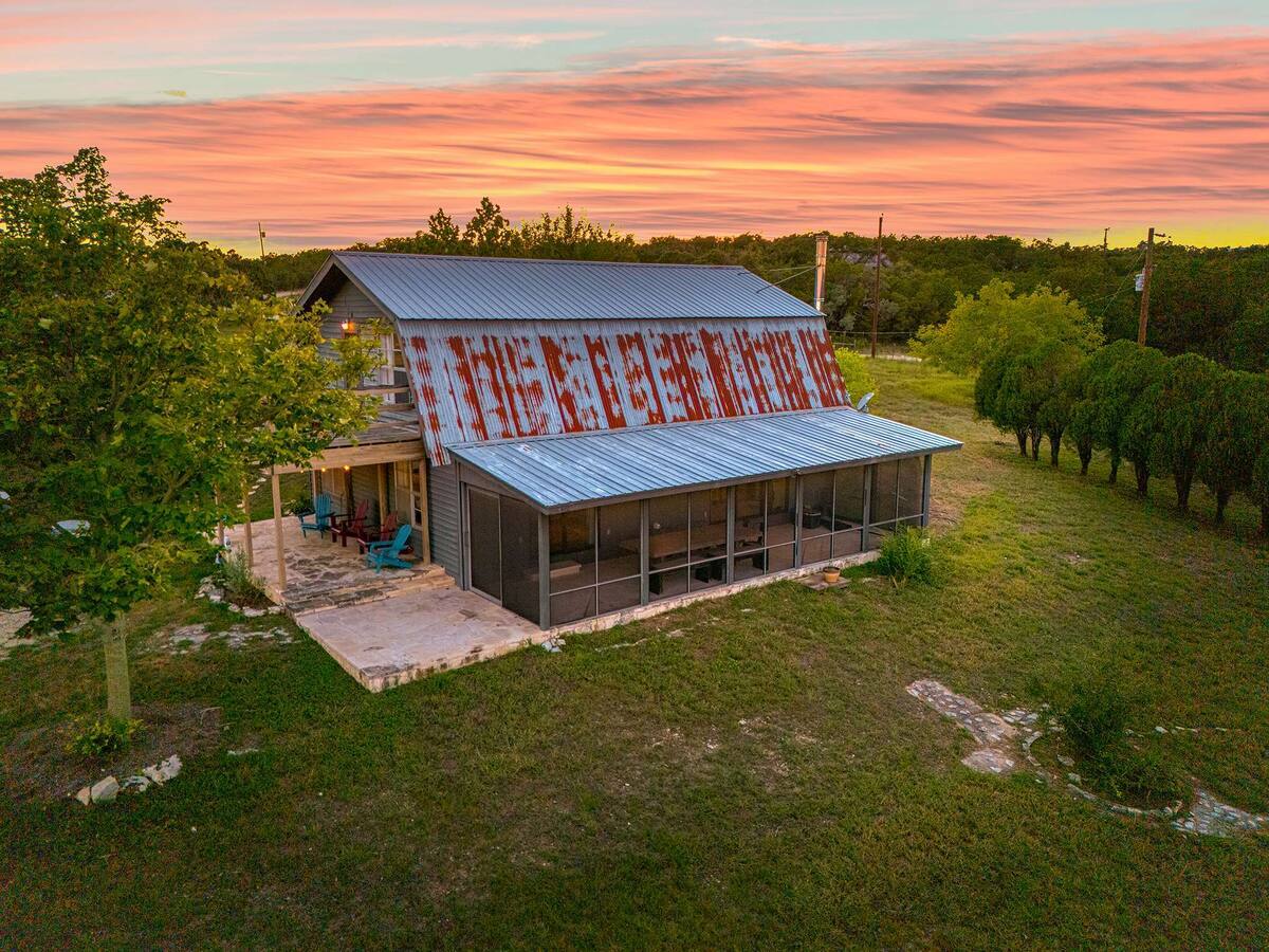 Set across a sprawling 10-acre parcel, this 3-bed ranch provides generous garden zones and
quiet corners where you can take in wide Texas skies and the calm of the surrounding countryside.
