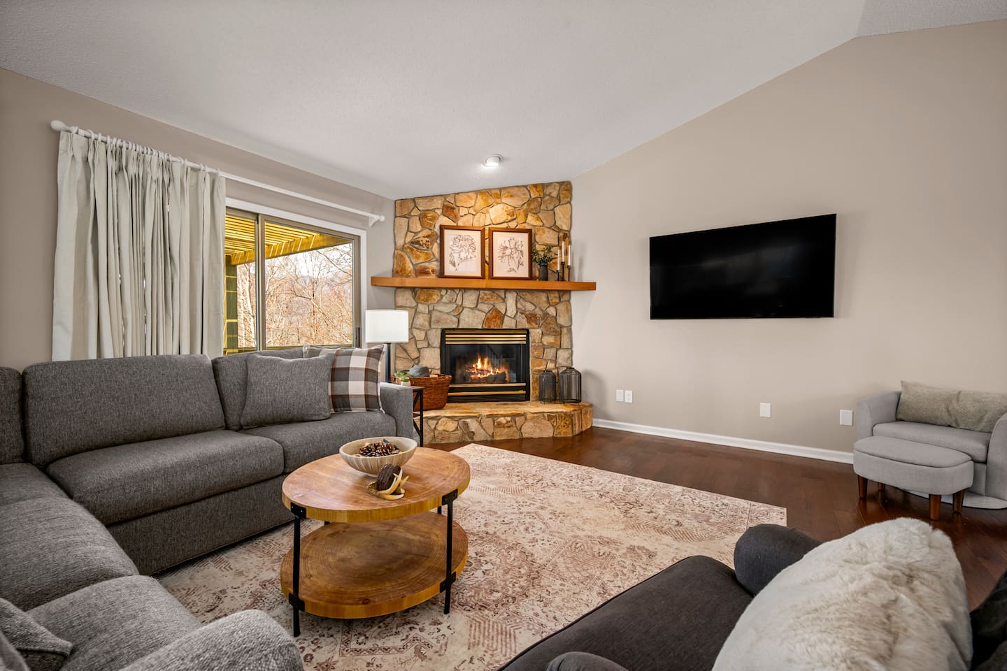 Spacious living room with fireplace
