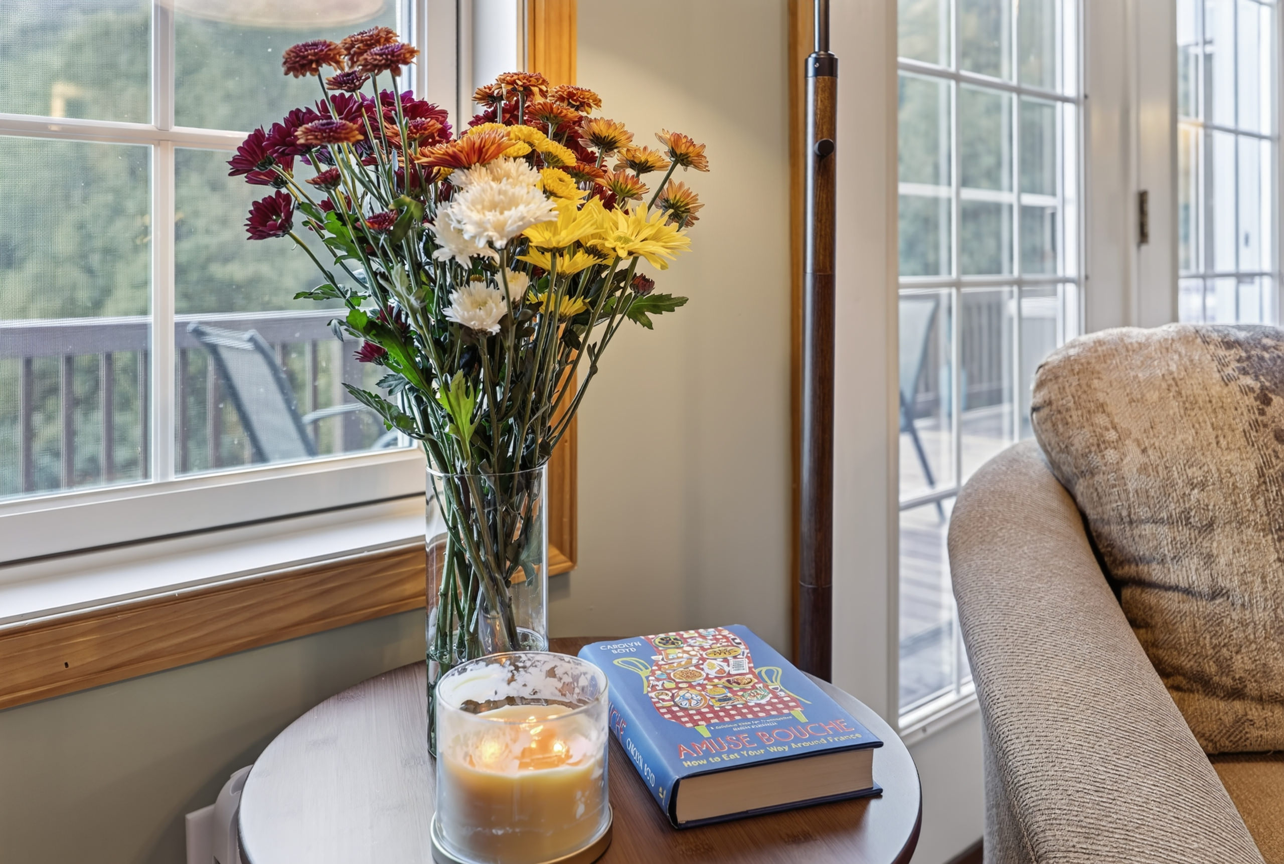 Lots of side tables and lamps for enjoying a beverage, or reading.